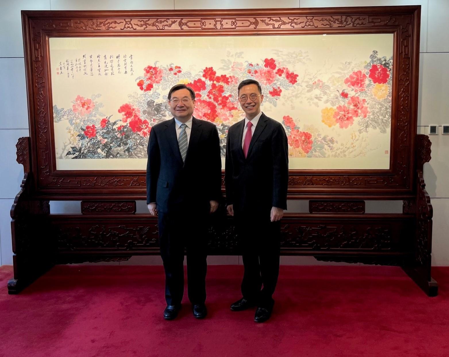 The Secretary for Culture, Sports and Tourism, Mr Kevin Yeung (right), today (February 20) met and exchanged thoughts with the Minister of Culture and Tourism, Mr Hu Heping (left), in Beijing. 