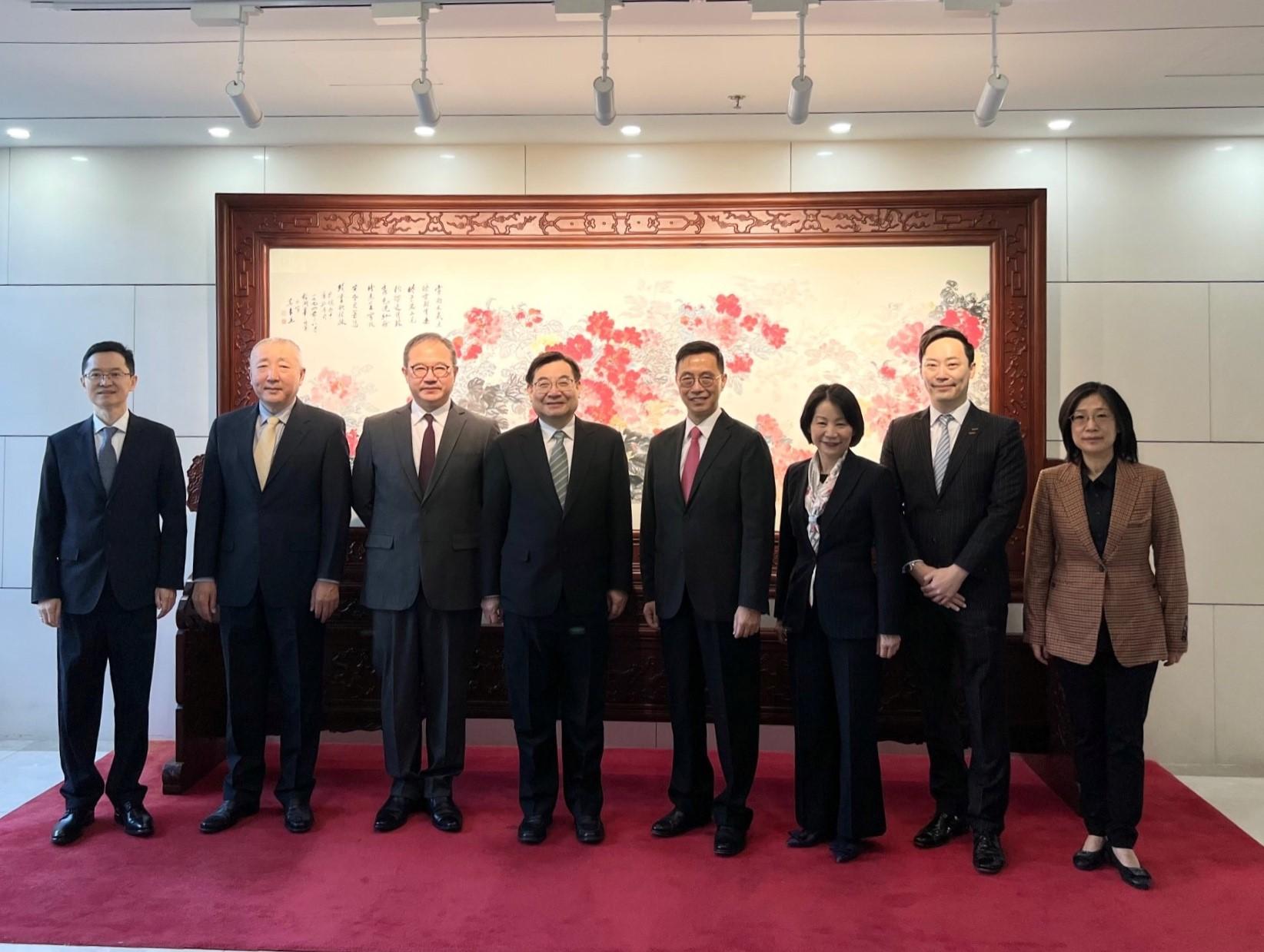 The Secretary for Culture, Sports and Tourism, Mr Kevin Yeung (fourth right), today (February 20) met and exchanged thoughts with the Minister of Culture and Tourism, Mr Hu Heping (fourth left), in Beijing. 