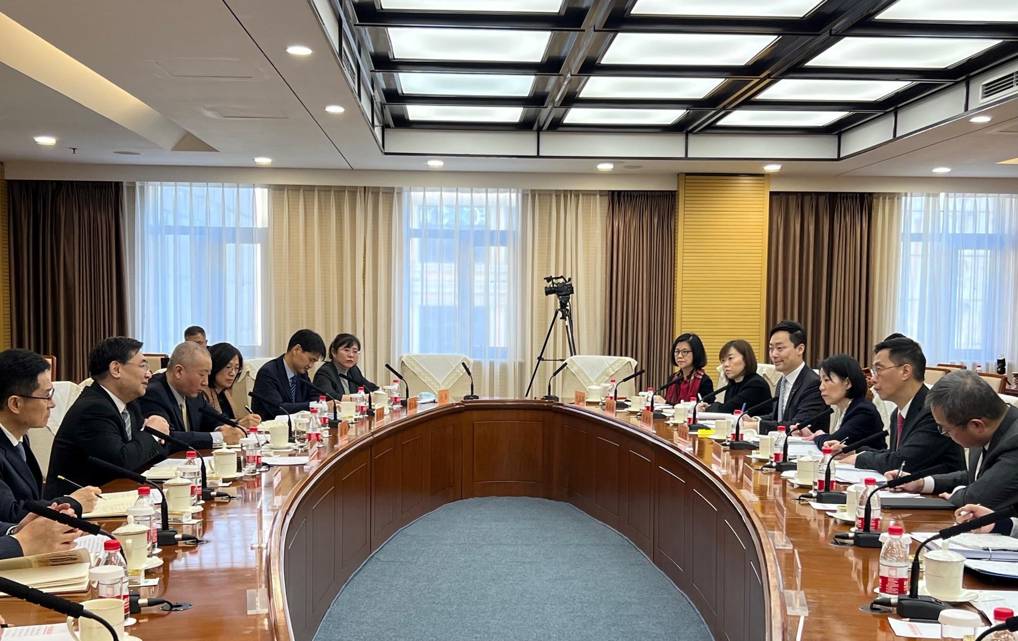 The Secretary for Culture, Sports and Tourism, Mr Kevin Yeung (second right), today (February 20) met and exchanged thoughts with the Minister of Culture and Tourism, Mr Hu Heping (second left), in Beijing. 