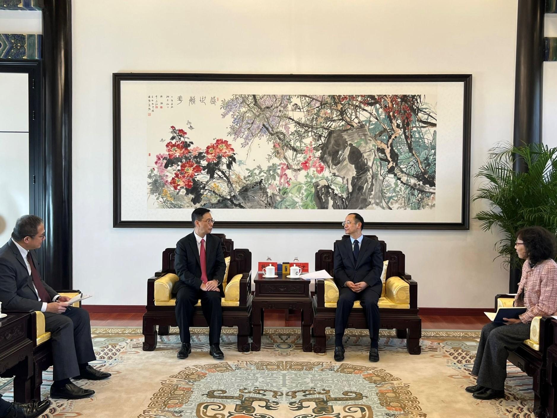 The Secretary for Culture, Sports and Tourism, Mr Kevin Yeung (second left), today (February 20) met and exchanged thoughts with Deputy Administrator of the National Cultural Heritage Administration Mr Gu Yucai (second right).