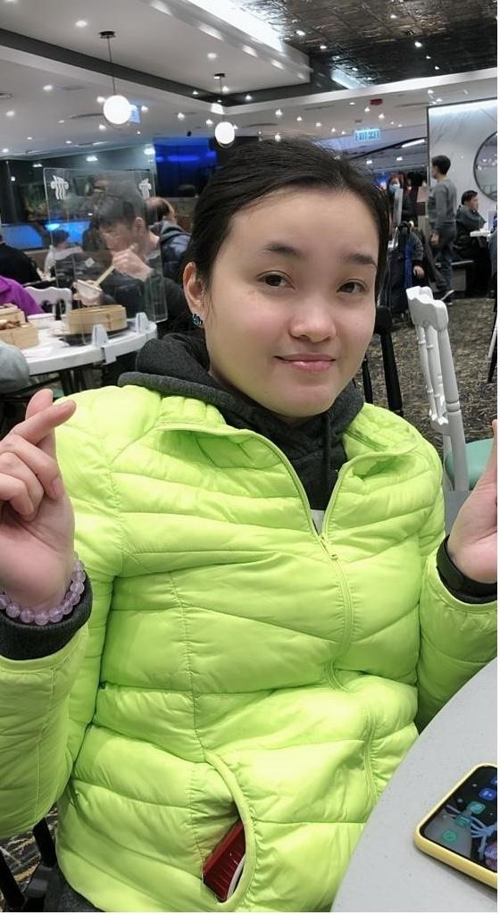 Lee Wing-tung, aged 30, is about 1.6 metres tall, 54 kilograms in weight and of medium build. She has a round face with yellow complexion and long black hair. She has a red tattoo on her left arm. She was last seen wearing a red jacket, black t-shirt, blue jeans, white sports shoes and carrying a green backpack.