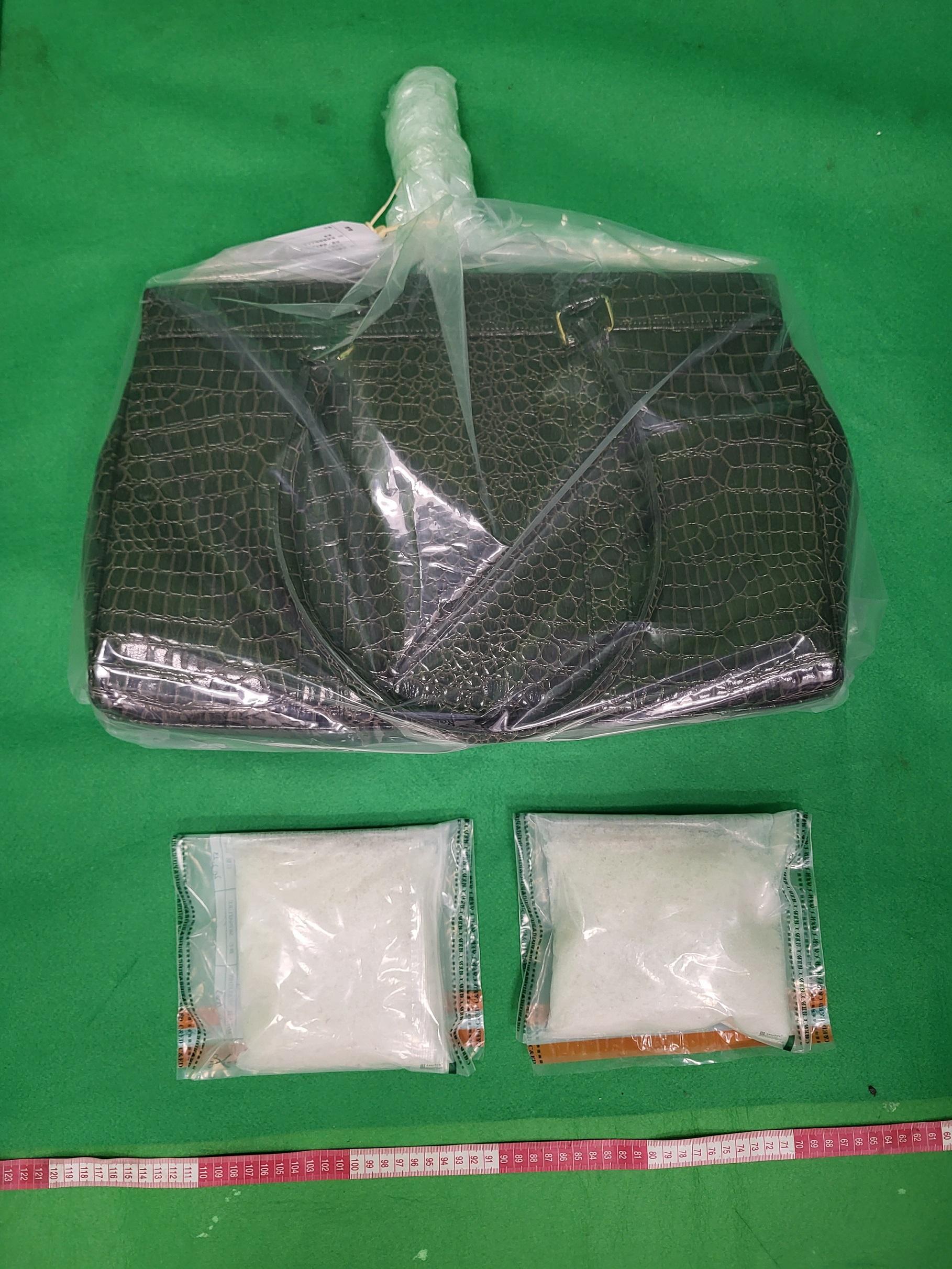 Hong Kong Customs yesterday (February 19) detected a passenger drug trafficking case at Hong Kong International Airport and seized about 780 grams of suspected methamphetamine with an estimated market value of about $440,000. An incoming woman was arrested. Photo shows the suspected methamphetamine seized, with the leather handbag carried and used by the woman to conceal the drugs.