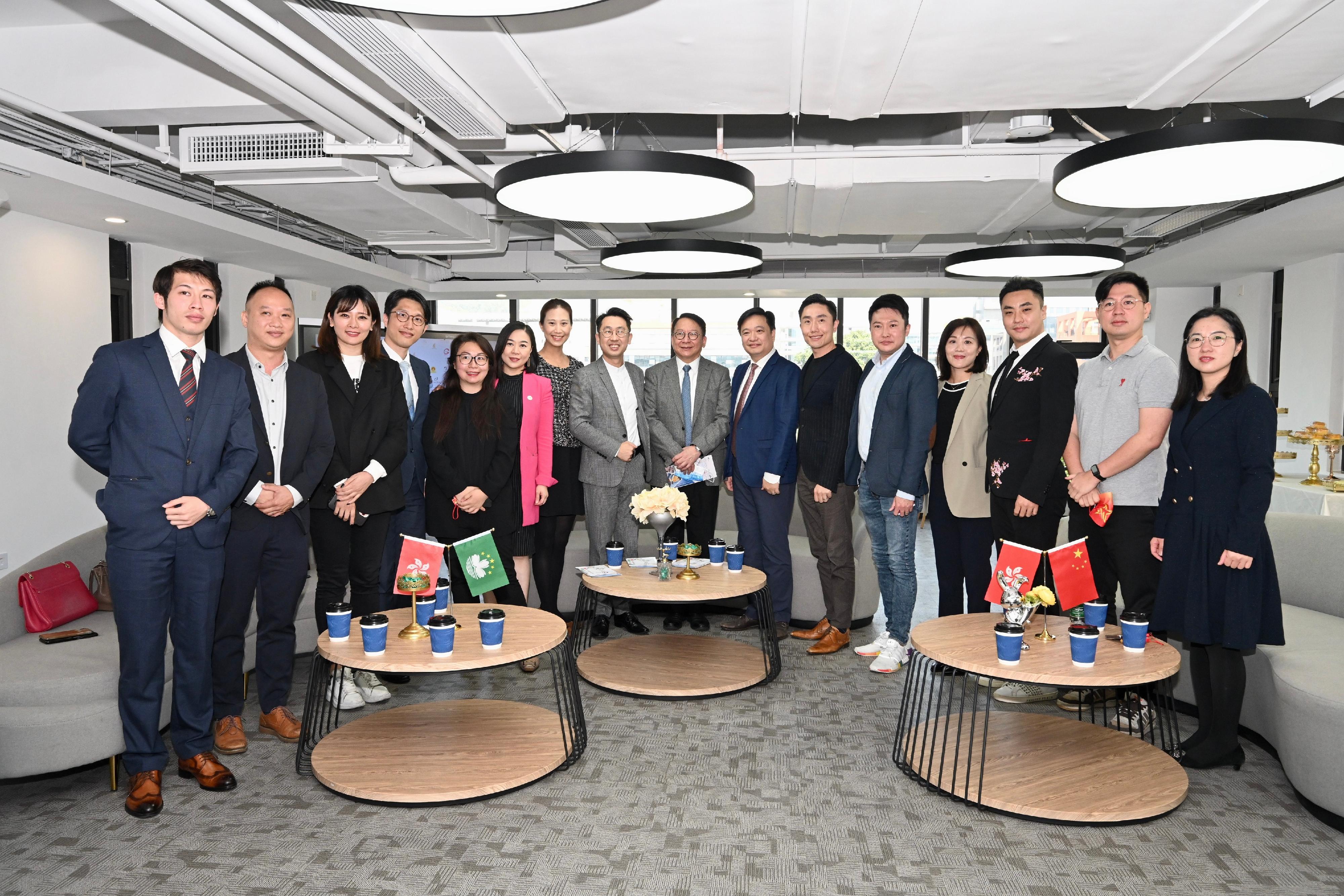 The Chief Secretary for Administration, Mr Chan Kwok-ki (eighth right), visited the Guangdong-Hong Kong-Macao Greater Bay Area (Guangdong) Innovation and Entrepreneurship Incubation Base in Guangzhou today (February 20). He was briefed on the one-stop services on innovation and entrepreneurship provided by the base to young people from Hong Kong and Macao, and exchanged views with representatives of a service organisation stationed in the base and some Hong Kong young entrepreneurs.