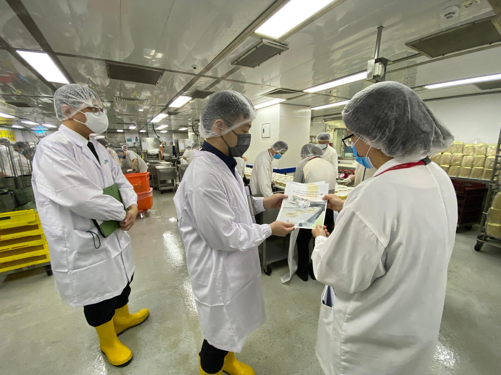 The Food and Environmental Hygiene Department today (February 20) arranged inspections to food factories supplying lunch boxes, and reminded suppliers to develop a food safety plan based on the Hazard Analysis and Critical Control Point system.