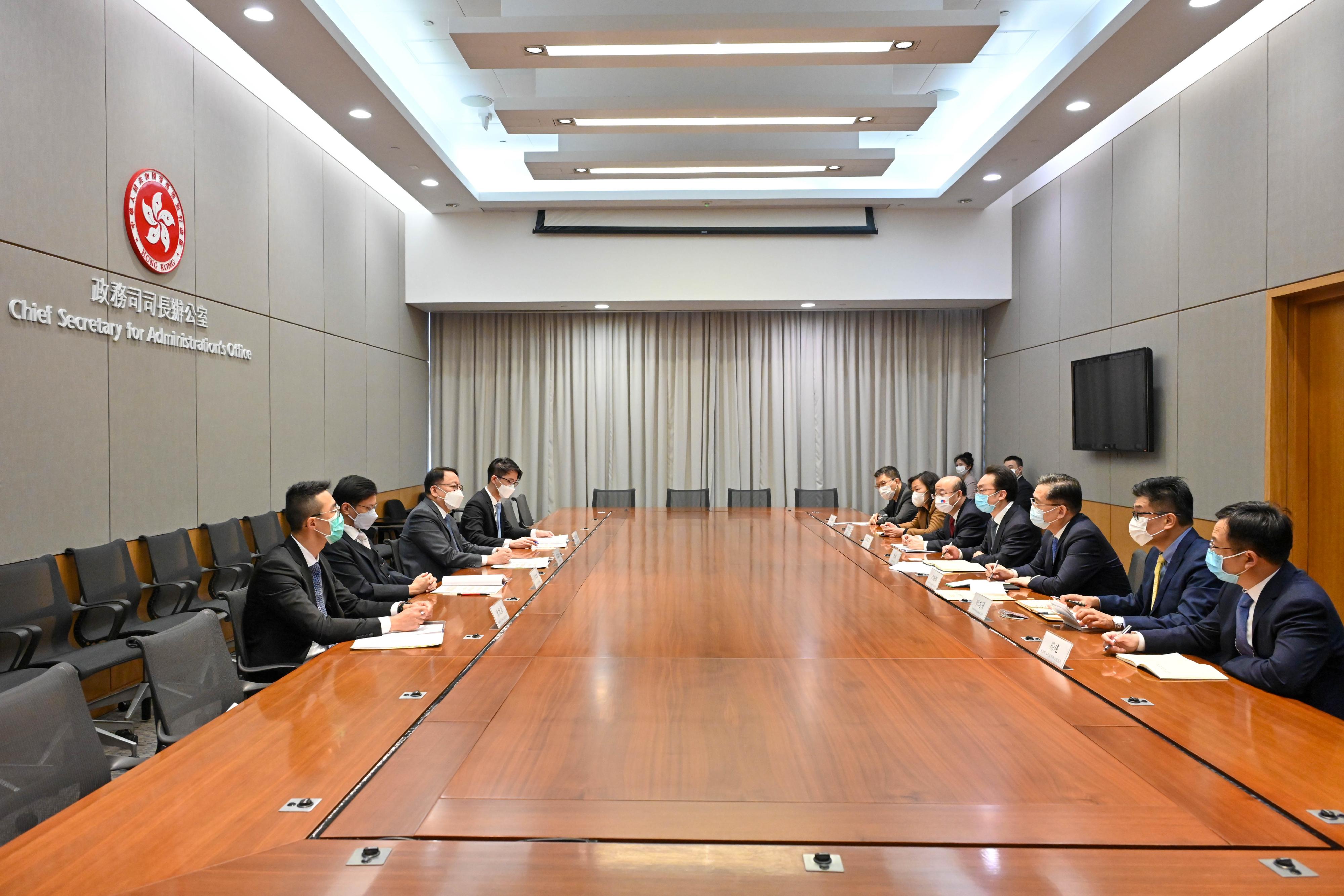 政務司司長陳國基（左三）今日（二月二十一日）與天津市副市長朱鵬（右四）會面，就進一步加強香港與天津合作交換意見。