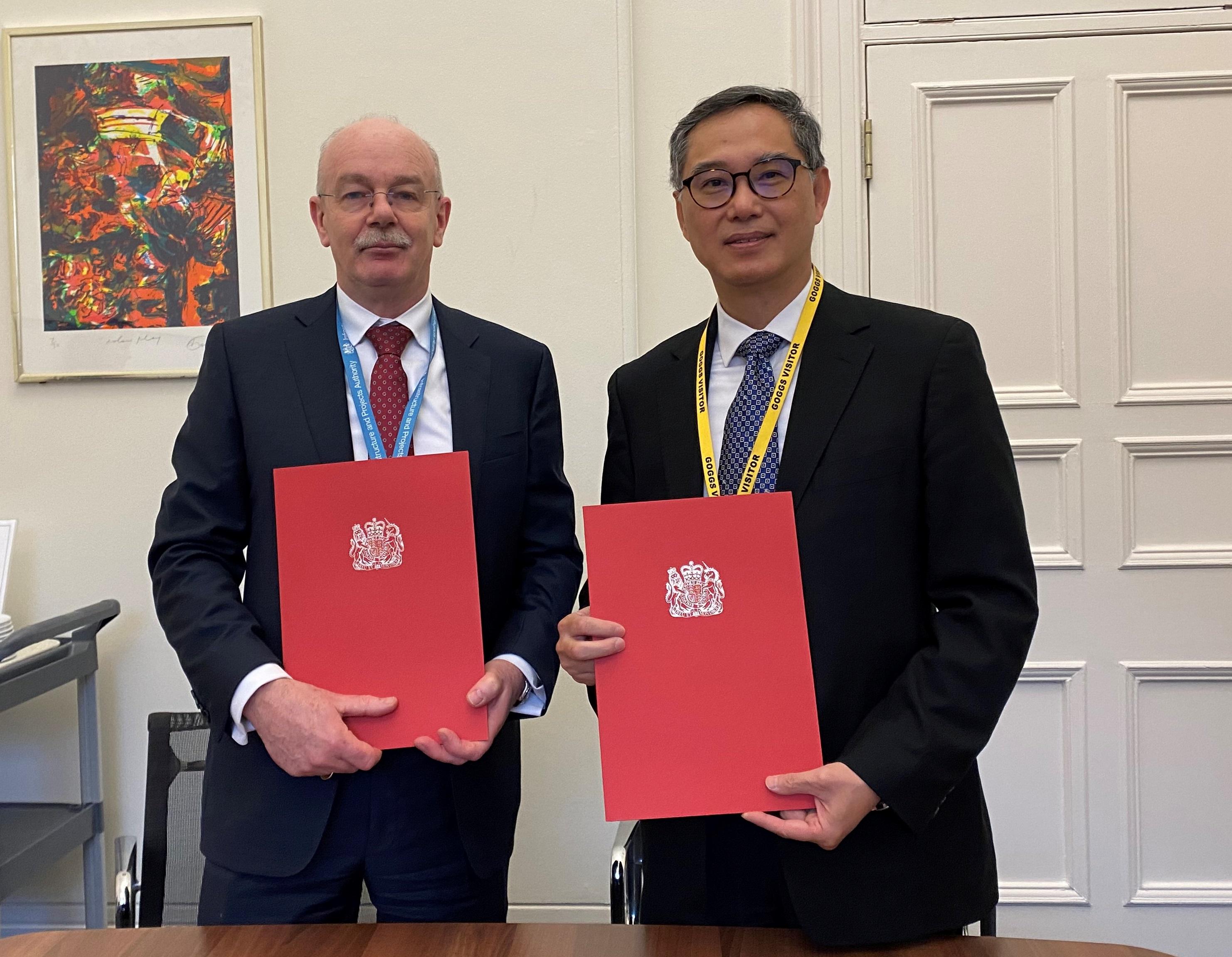 The Permanent Secretary for Development (Works), Mr Ricky Lau (right), and the Chief Executive of the Infrastructure and Projects Authority of the United Kingdom (UK), Mr Nick Smallwood (left), signed a Memorandum of Understanding in London today (February 22, London time) to strengthen exchanges in expertise and experience between Hong Kong and the UK in implementing infrastructure projects.