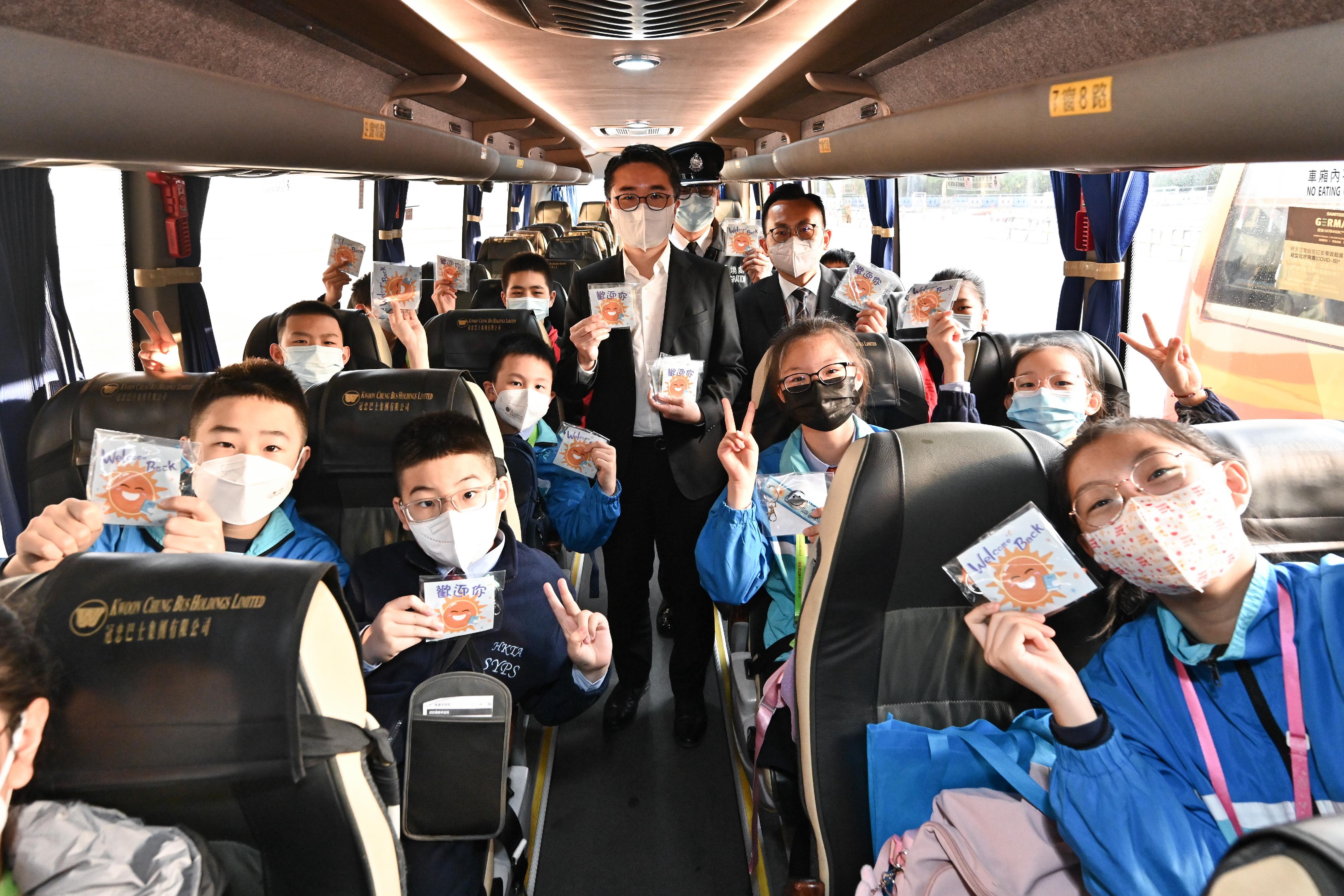 The Under Secretary for Education, Mr Sze Chun-fai, visited the Lok Ma Chau/Huanggang Control Point this morning (February 22) to learn about the operation of cross-boundary school coaches. Photo shows Mr Sze (centre) with cross-boundary students in a school coach.