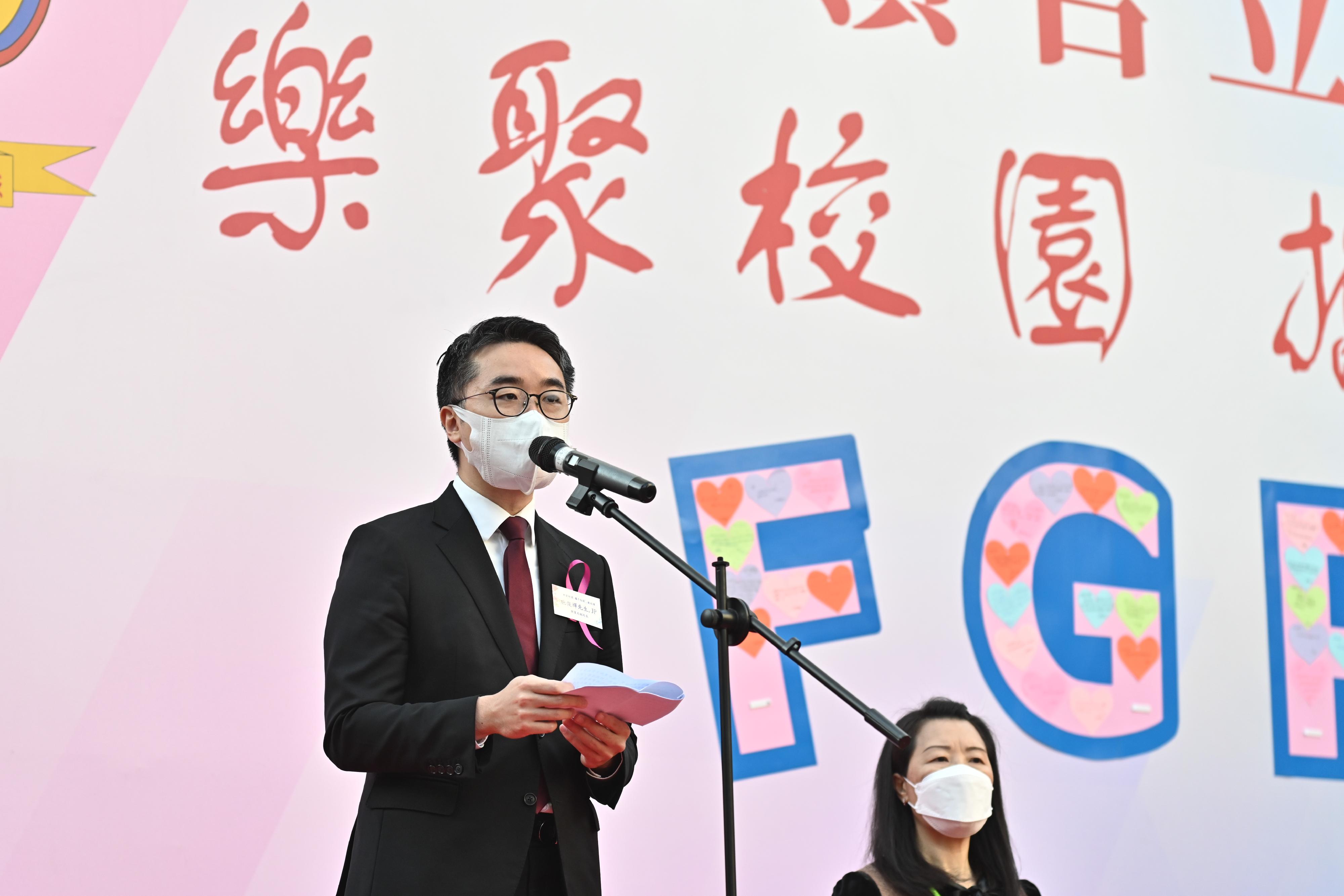 The Under Secretary for Education, Mr Sze Chun-fai, visited Fanling Government Primary School this morning (February 22) to learn about the class resumption of cross-boundary students. Photo shows Mr Sze (left) delivering a speech at a welcome ceremony for cross-boundary students.