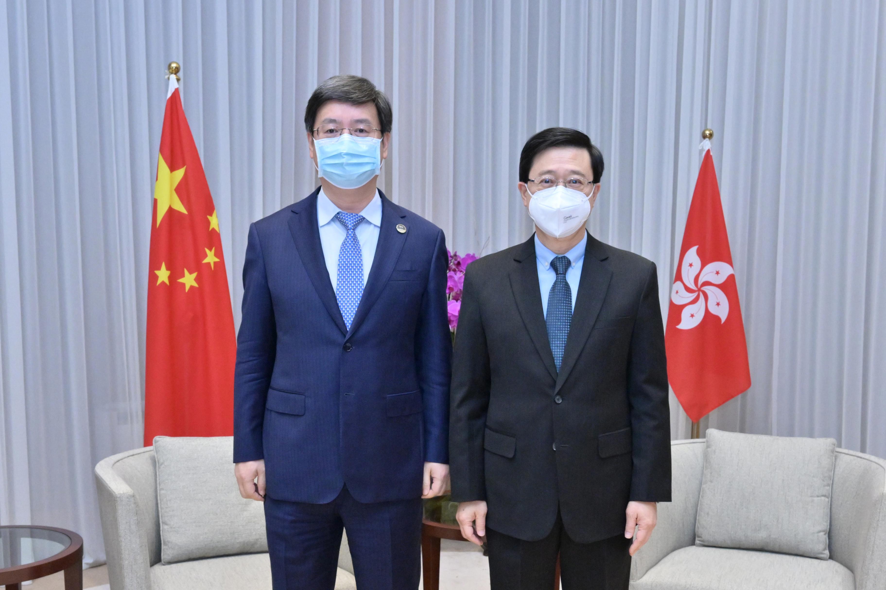 行政長官李家超（右）今日（二月二十二日）與深圳市市長覃偉中（左）會面。
