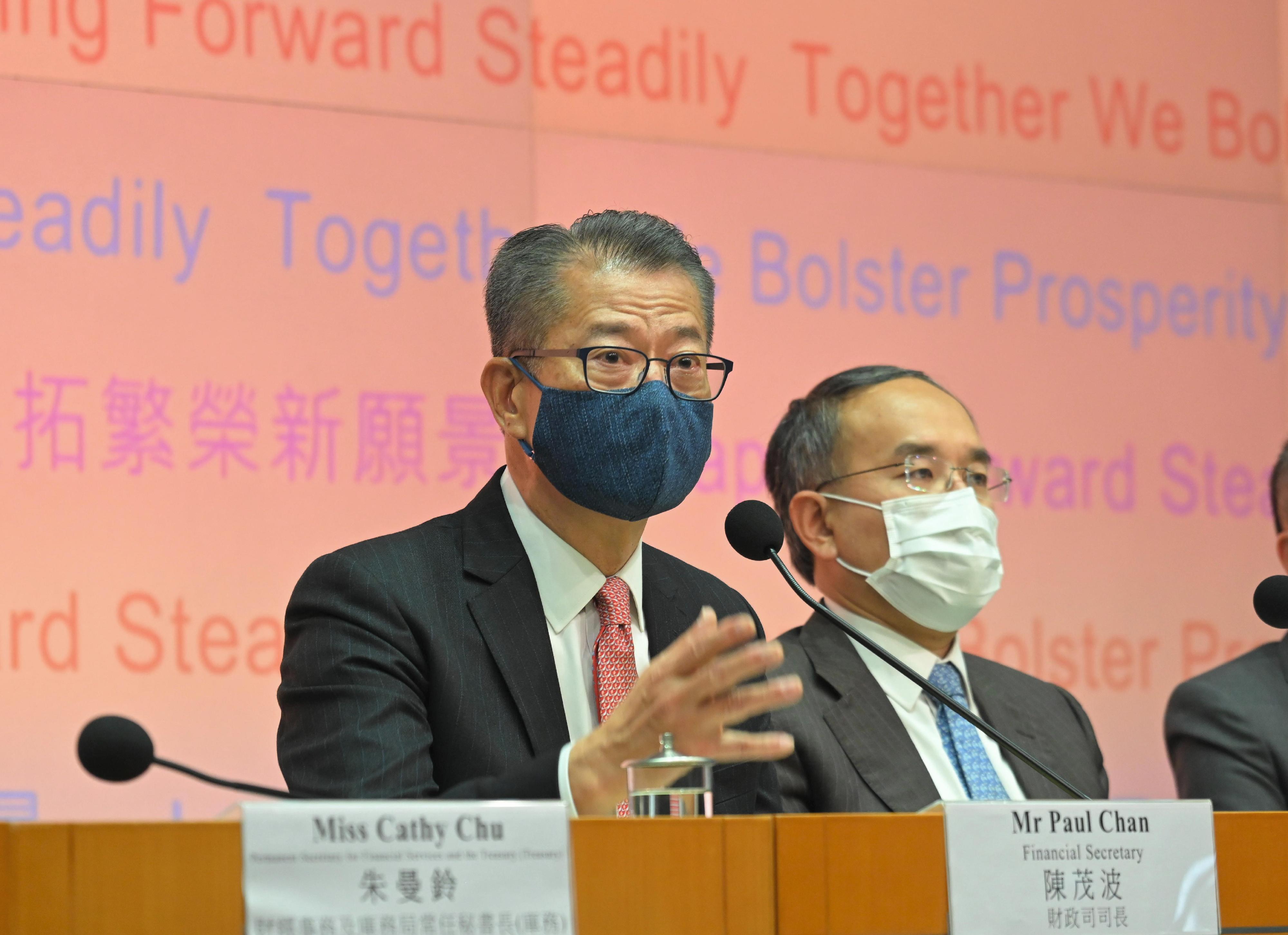 財政司司長陳茂波（左）今日（二月二十二日）下午在添馬政府總部舉行二零二三至二四年度《財政預算案》記者會，進一步介紹《財政預算案》的內容。