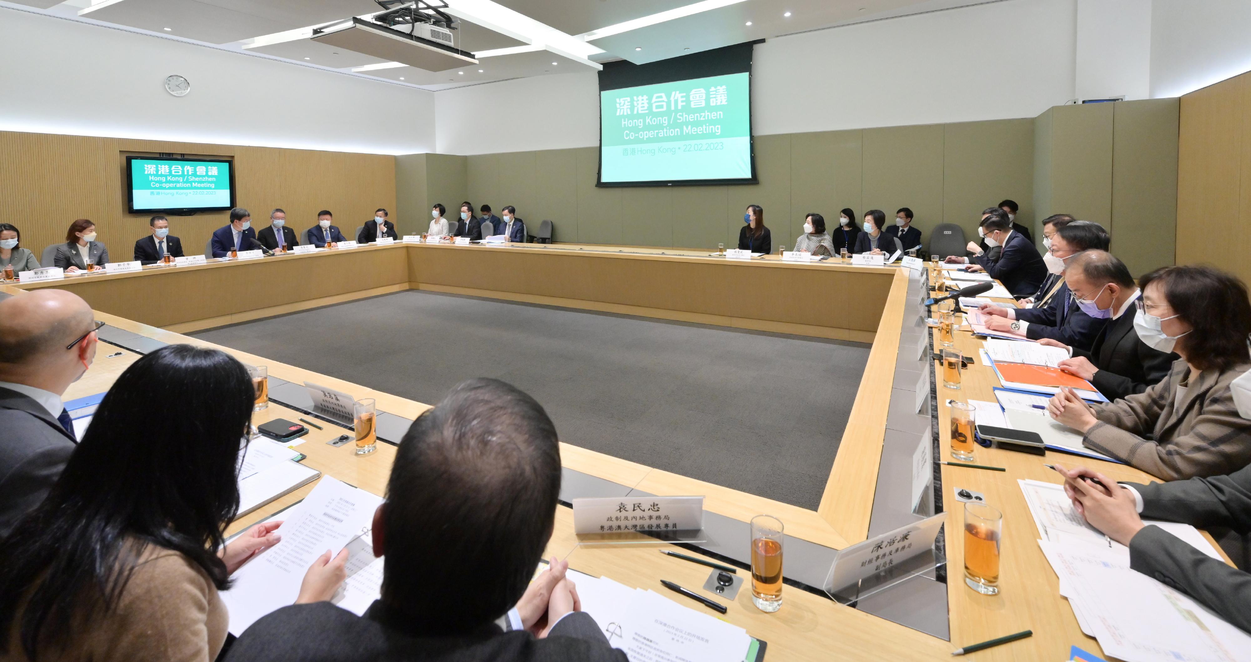 The Chief Secretary for Administration of the Government of the Hong Kong Special Administrative Region, Mr Chan Kwok-ki (third right), and the Mayor of the Shenzhen Municipal Government, Mr Qin Weizhong (fourth left), co-chaired the 2023 Hong Kong/Shenzhen Co-operation Meeting in Hong Kong today (February 22).