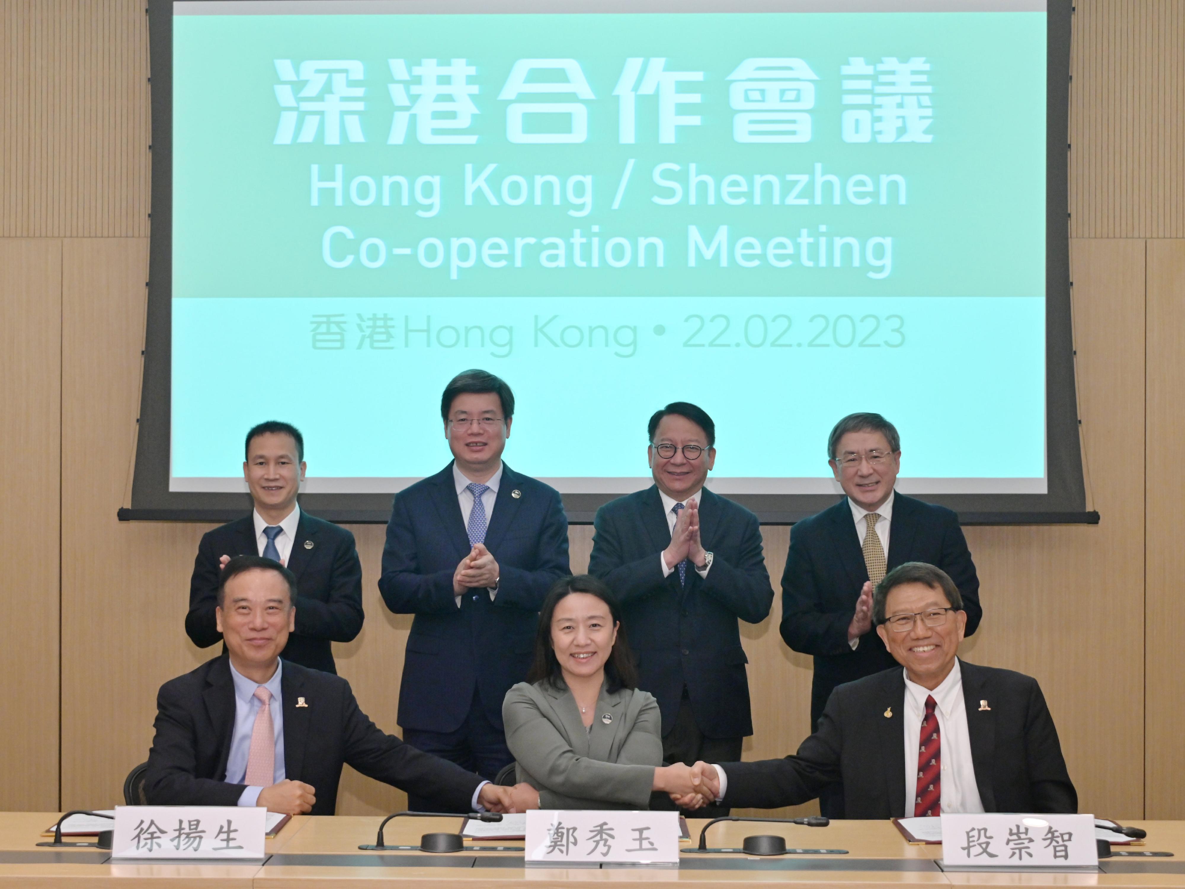 The Chief Secretary for Administration of the Government of the Hong Kong Special Administrative Region, Mr Chan Kwok-ki, and the Mayor of the Shenzhen Municipal Government, Mr Qin Weizhong, co-chaired the 2023 Hong Kong/Shenzhen Co-operation Meeting in Hong Kong on February 22 and witnessed the signing of three co-operation documents between Hong Kong and Shenzhen. Photo shows Mr Chan (back row, second right) and Mr Qin (back row, second left) witnessing the signing of a supplementary agreement to further deepen co-operation among the Shenzhen Municipal Government, the Chinese University of Hong Kong and the Chinese University of Hong Kong, Shenzhen.