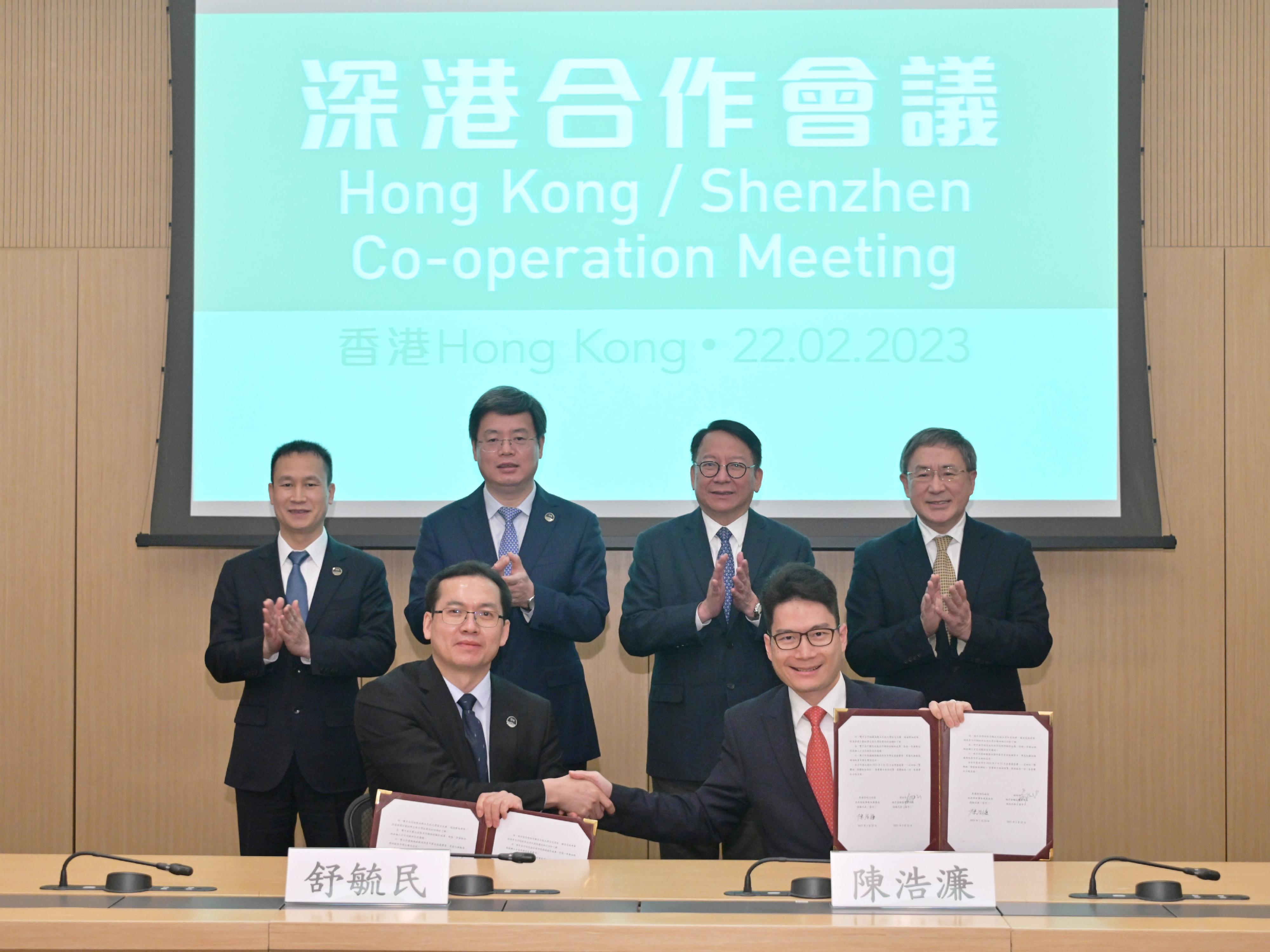 The Chief Secretary for Administration of the Government of the Hong Kong Special Administrative Region (HKSAR), Mr Chan Kwok-ki, and the Mayor of the Shenzhen Municipal Government, Mr Qin Weizhong, co-chaired the 2023 Hong Kong/Shenzhen Co-operation Meeting in Hong Kong on February 22 and witnessed the signing of three co-operation documents between Hong Kong and Shenzhen. Photo shows Mr Chan (back row, second right) and Mr Qin (back row, second left) witnessing the signing of the Letter of Intent on Hong Kong - Shenzhen Financial Institutions Youth Internship Programme between the Financial Services and the Treasury Bureau of the HKSAR Government and the Local Financial Regulatory Bureau of Shenzhen Municipality.