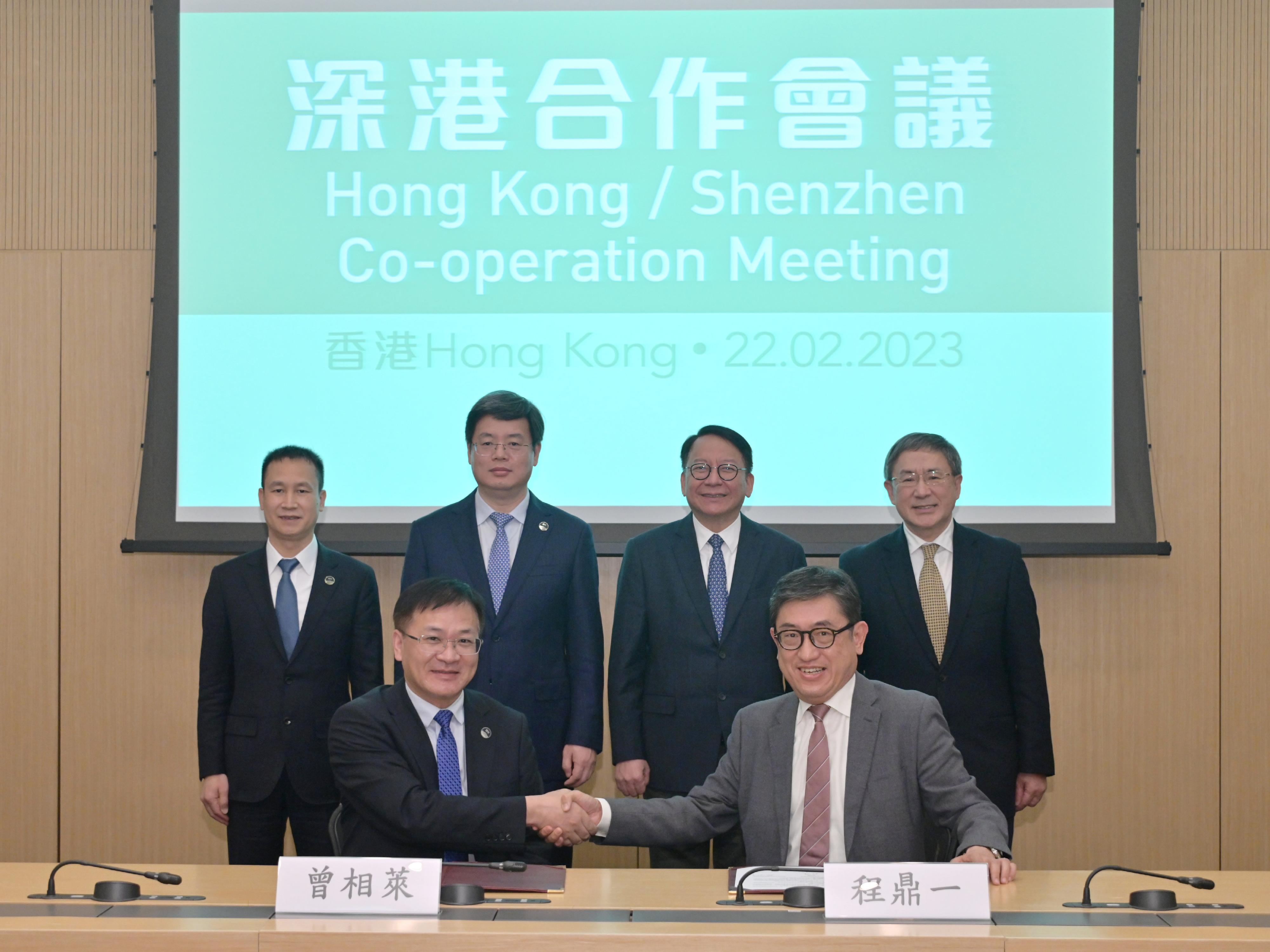 The Chief Secretary for Administration of the Government of the Hong Kong Special Administrative Region, Mr Chan Kwok-ki, and the Mayor of the Shenzhen Municipal Government, Mr Qin Weizhong, co-chaired the 2023 Hong Kong/Shenzhen Co-operation Meeting in Hong Kong on February 22 and witnessed the signing of three co-operation documents between Hong Kong and Shenzhen. Photo shows Mr Chan (back row, second right) and Mr Qin (back row, second left) witnessing the signing of the Tourism Co-operation Agreement between the Hong Kong Tourism Board and the Shenzhen Bureau of Culture, Radio, Television, Tourism and Sports.
