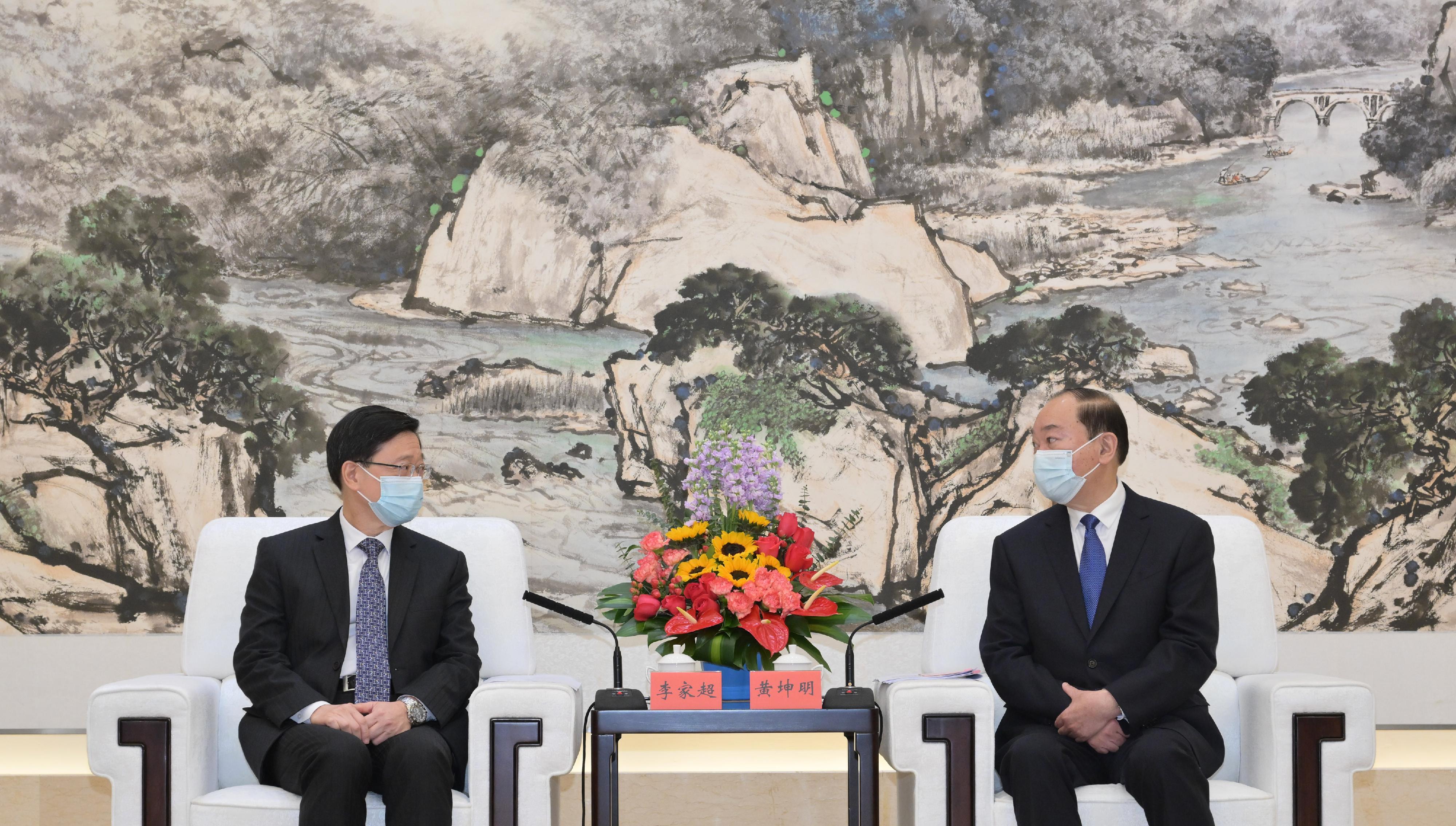 行政長官李家超今日（二月二十三日）率團到訪廣州和深圳。圖示李家超（左）在廣州與廣東省委書記黃坤明（右）會面。
