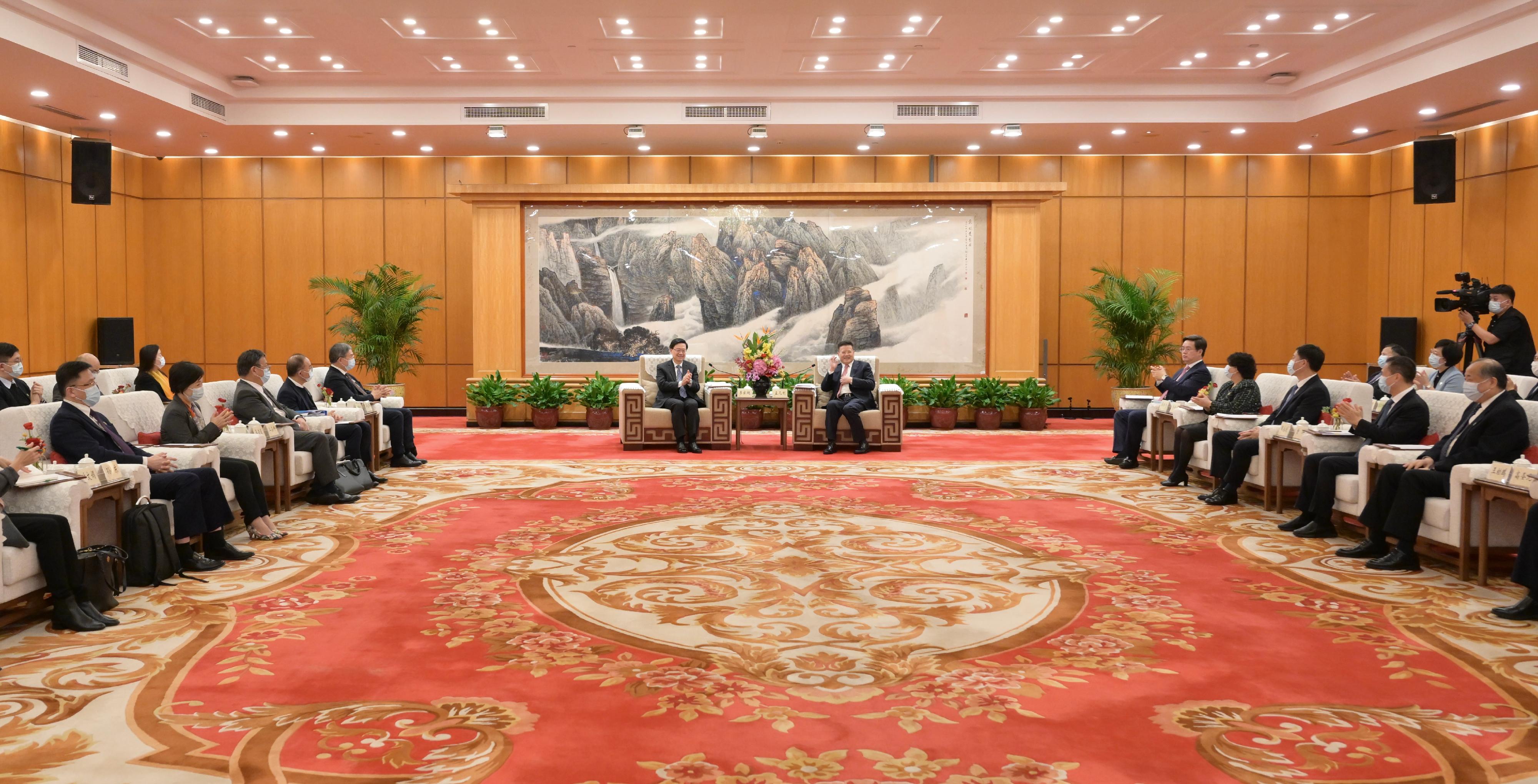 行政長官李家超今日（二月二十三日）率團到訪廣州和深圳。圖示李家超（左）在深圳與深圳市委書記孟凡利（右）會面。