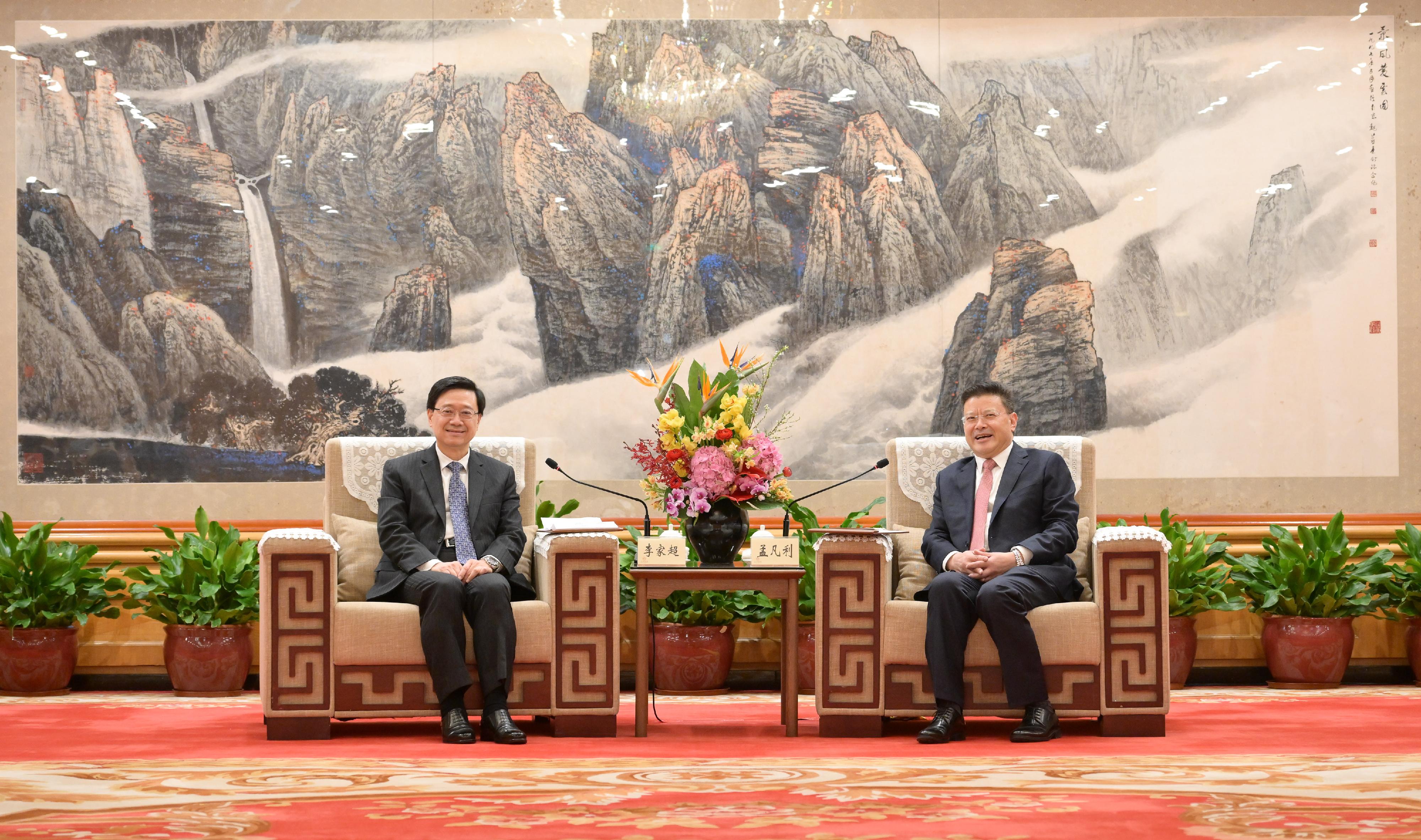 The Chief Executive, Mr John Lee, led a delegation to visit Guangzhou and Shenzhen today (February 23). Photo shows Mr Lee (left) meeting the Secretary of the CPC Shenzhen Municipal Committee, Mr Meng Fanli (right), in Shenzhen.