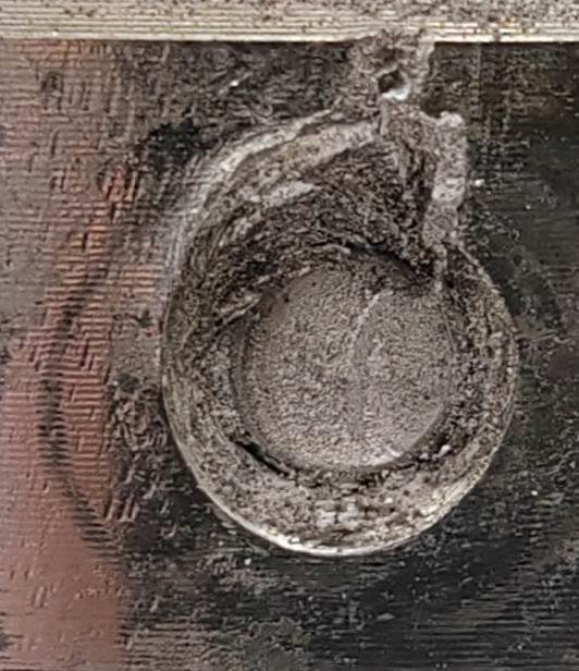 The Hospital Authority announced the initial findings of a surgical light falling incident today (February 24). According to the initial investigation, the six screws, which are for fixation, in the main post of the concerned surgical light are all broken. At least four of the screws show signs of metal fatigue. Photo shows a screw of the fallen surgical light with marks showing metal fatigue.