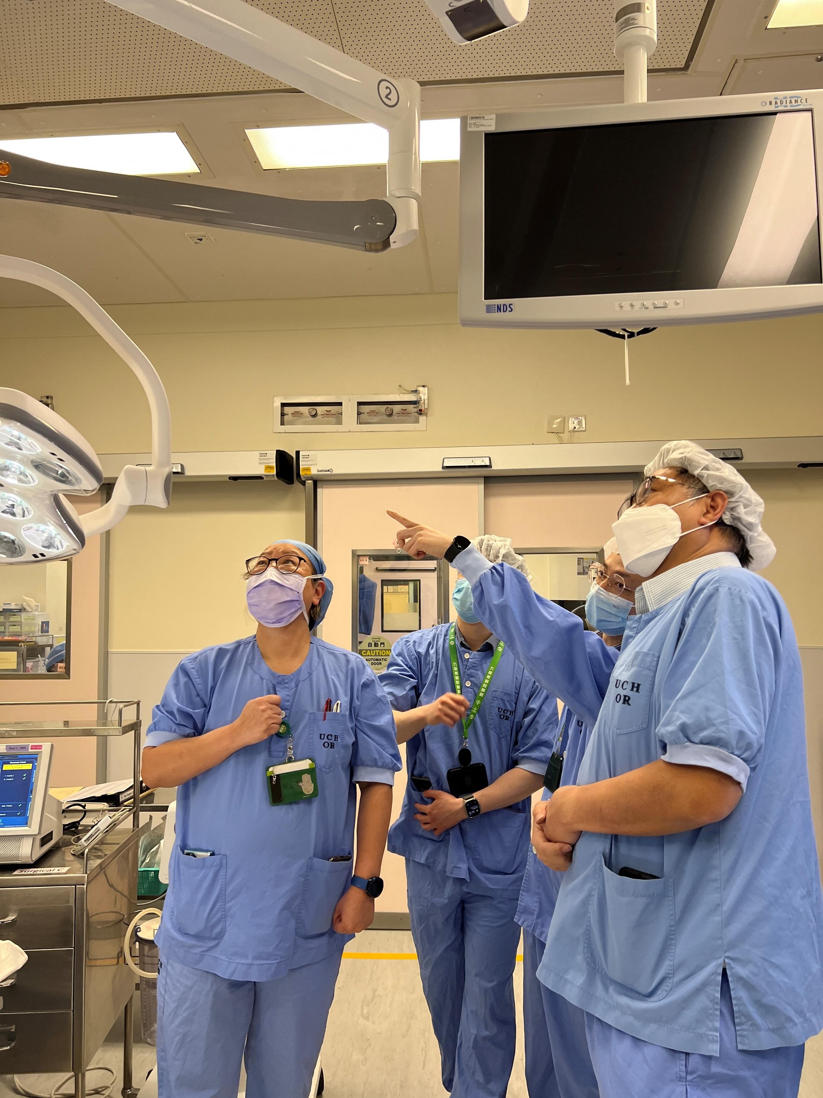 The Hospital Authority announced the initial findings of a surgical light falling incident today (February 24). According to the initial investigation, the six screws, which are for fixation, in the main post of the concerned surgical light are all broken. At least four of the screws show signs of metal fatigue. Photo shows independent expert advisor Dr Eric Lim (first right) inspecting the surgical lights in United Christian Hospital.