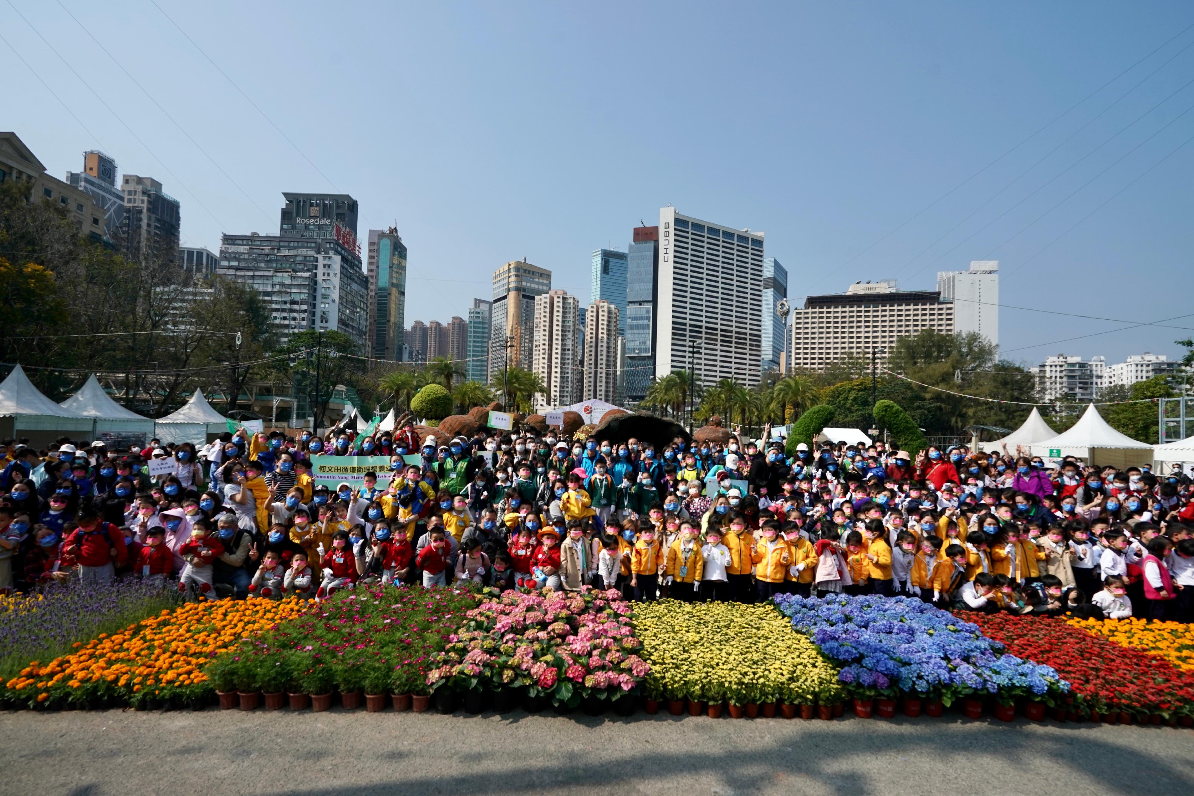 About 1 000 students from 32 schools worked together to help put on the spectacular horticultural display "Midsummer Jubilation" at Victoria Park today (February 25). The display will be embellished with about 40 000 colourful flowers and plants of various species.