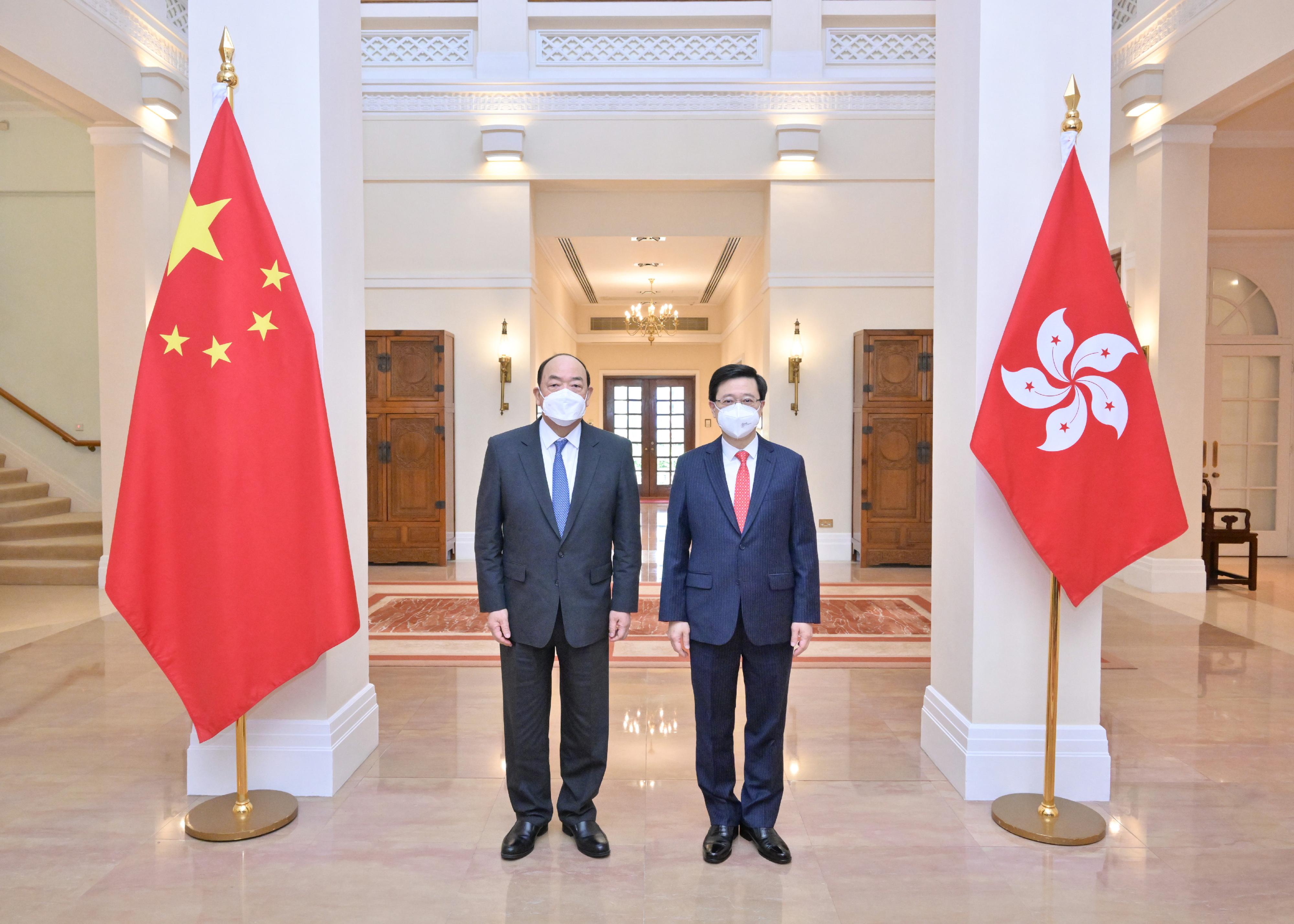 The Chief Executive, Mr John Lee (right), met with the Chief Executive of the Macao Special Administrative Region, Mr Ho Iat-seng (left), at Government House today (February 25).