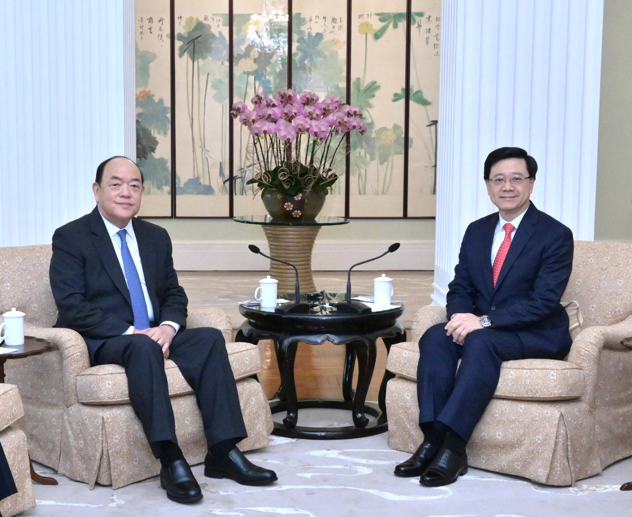 The Chief Executive, Mr John Lee (right), met with the Chief Executive of the Macao Special Administrative Region, Mr Ho Iat-seng (left), at Government House today (February 25).