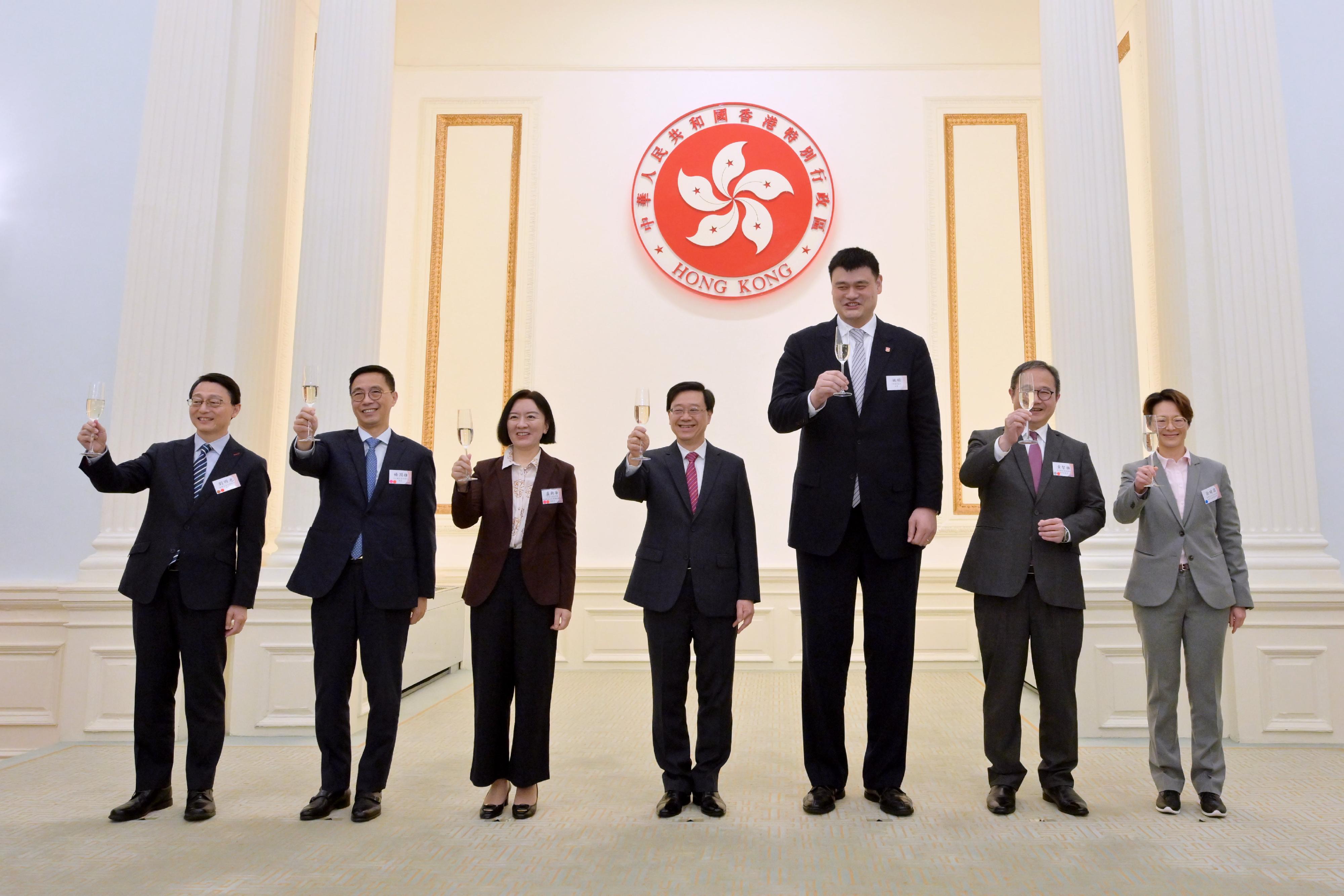 The Chief Executive, Mr John Lee, today (February 26) hosted a dinner at Government House in welcoming the national men’s basketball team playing home matches in Hong Kong. Photo shows Mr Lee (centre); Deputy Director of the Liaison Office of the Central People’s Government in the Hong Kong Special Administrative Region Ms Lu Xinning (third left); the President of the China Basketball Association and the Manager of Team China, Mr Yao Ming (third right); the Secretary for Culture, Sports and Tourism, Mr Kevin Yeung (second left); the Permanent Secretary for Culture, Sports and Tourism, Mr Joe Wong (second right); the Director of Leisure and Cultural Services, Mr Vincent Liu (first left); and the Deputy Director of Leisure and Cultural Services (Leisure Services), Miss Winnie Chui (first right), toasting at the dinner.