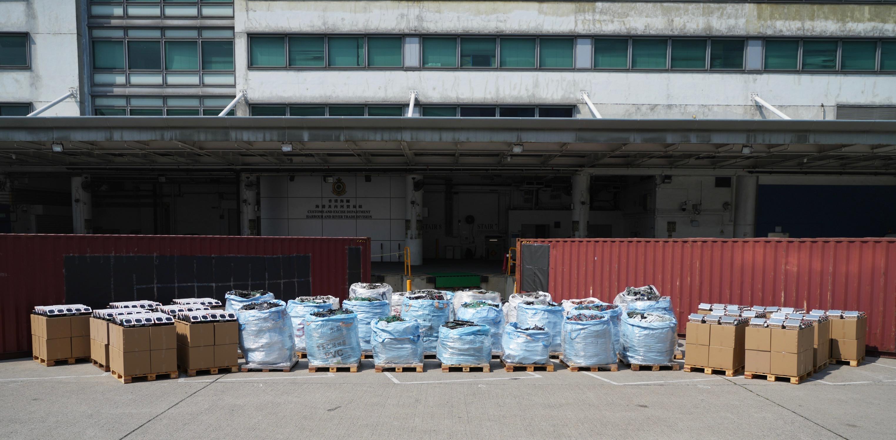 香港海关二月二十一日在葵涌货柜码头侦破一宗涉嫌利用远洋船走私货物往马来西亚的案件，检获大批怀疑走私货物，包括电子废物、汽车零件和电视机顶盒，估计市值共约一千二百万元。图示部分检获的怀疑走私货物。