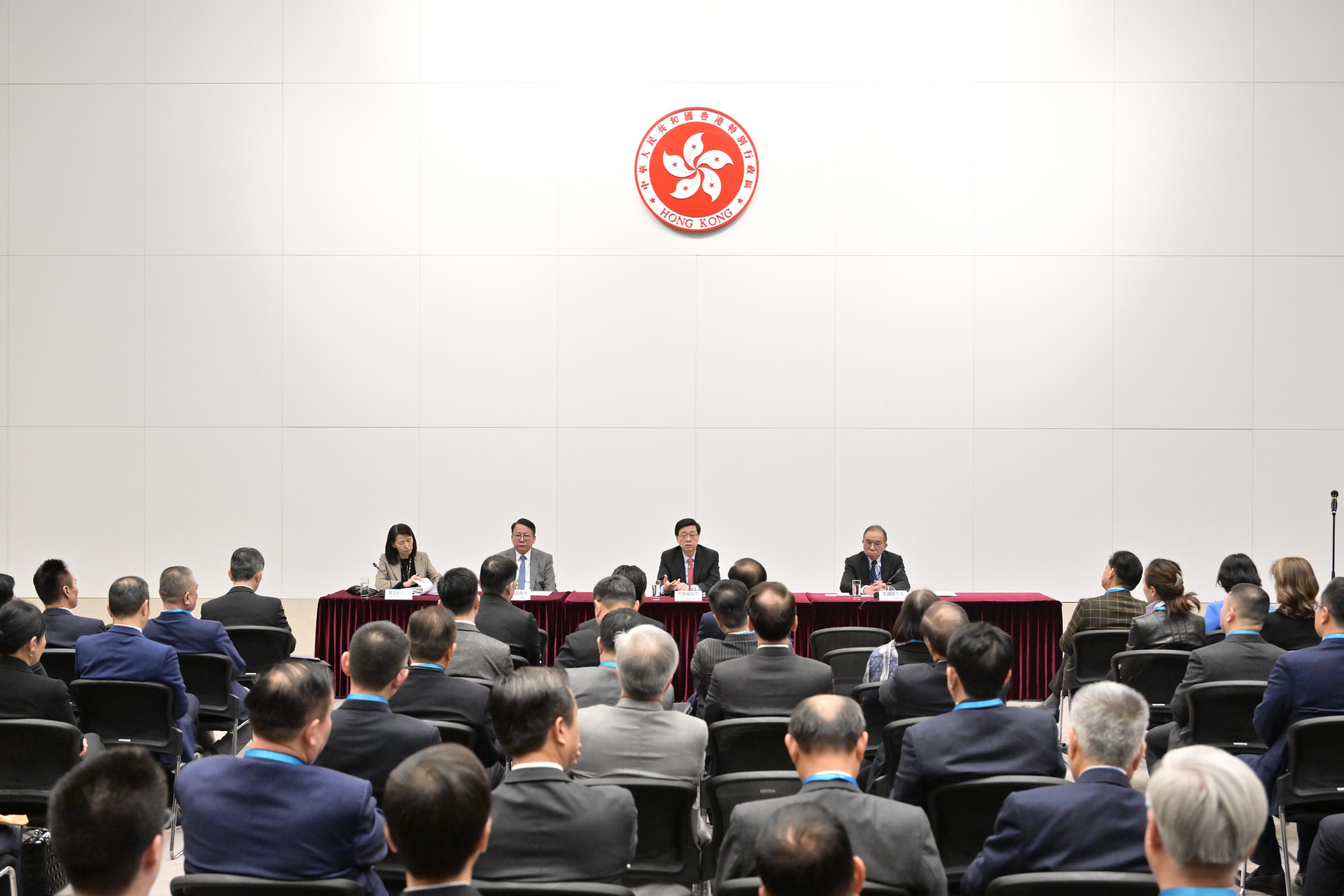 The Chief Executive, Mr John Lee (second right), held an engagement session with over 100 Hong Kong members of the National Committee of the Chinese People's Political Consultative Conference today (March 1).