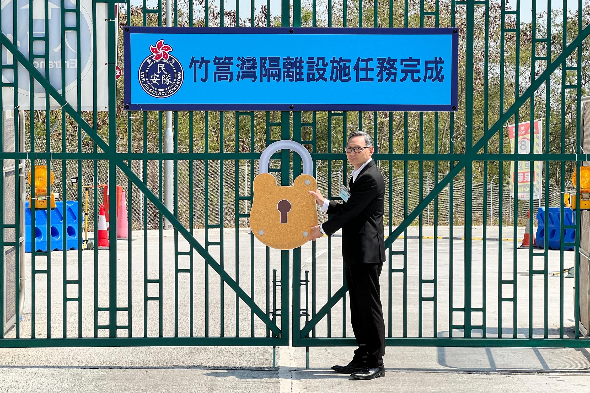 The closing ceremony of the Penny's Bay Community Isolation Facility (PBCIF) was held today (March 1). Photo shows the Under Secretary for Security, Mr Michael Cheuk, putting a ''lock'' on the gate of the PBCIF.