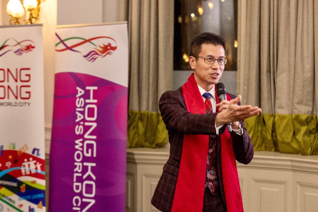 The Hong Kong Economic and Trade Office, London (London ETO) hosted a reception in Edinburgh, the United Kingdom, on February 27 (London time) for celebrating the Year of the Rabbit. Photo shows the Director-General of the London ETO, Mr Gilford Law, delivering a speech at the reception.