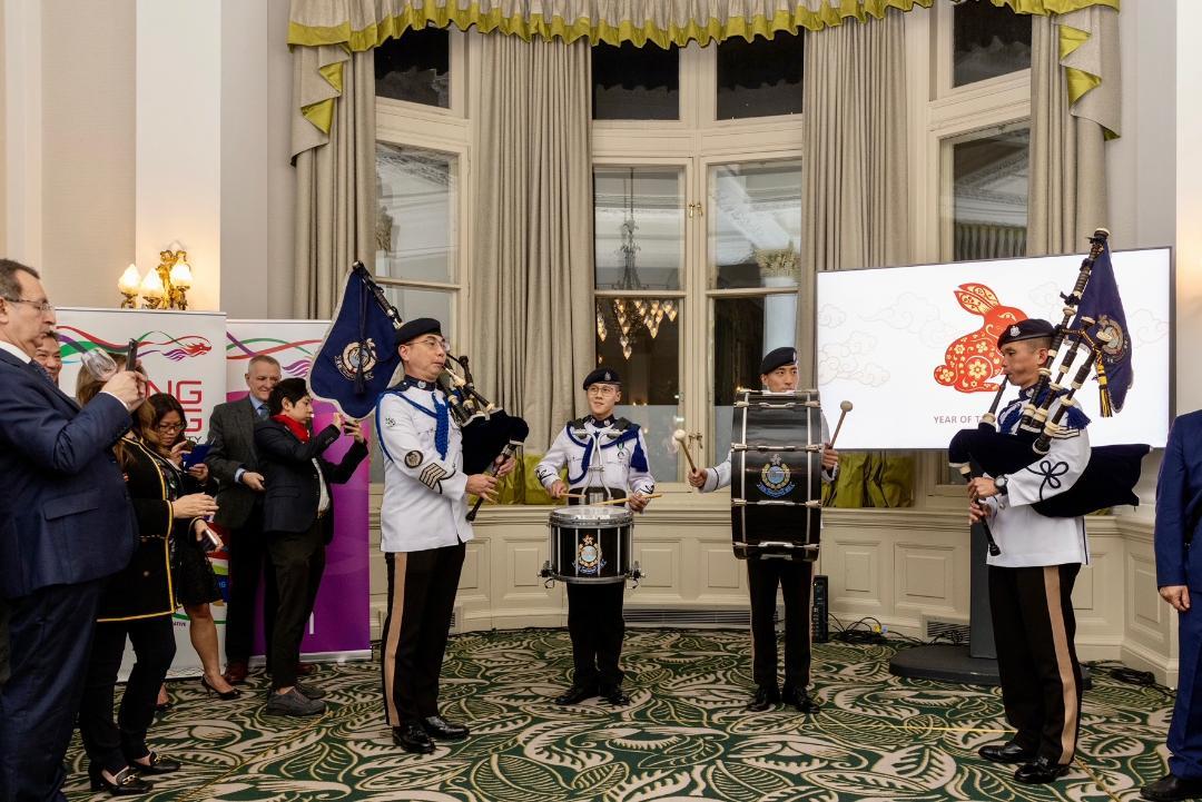 The Hong Kong Economic and Trade Office, London hosted a reception in Edinburgh, the United Kingdom, on February 27 (London time) for celebrating the Year of the Rabbit. Photo shows the Hong Kong Police Band performing at the reception.