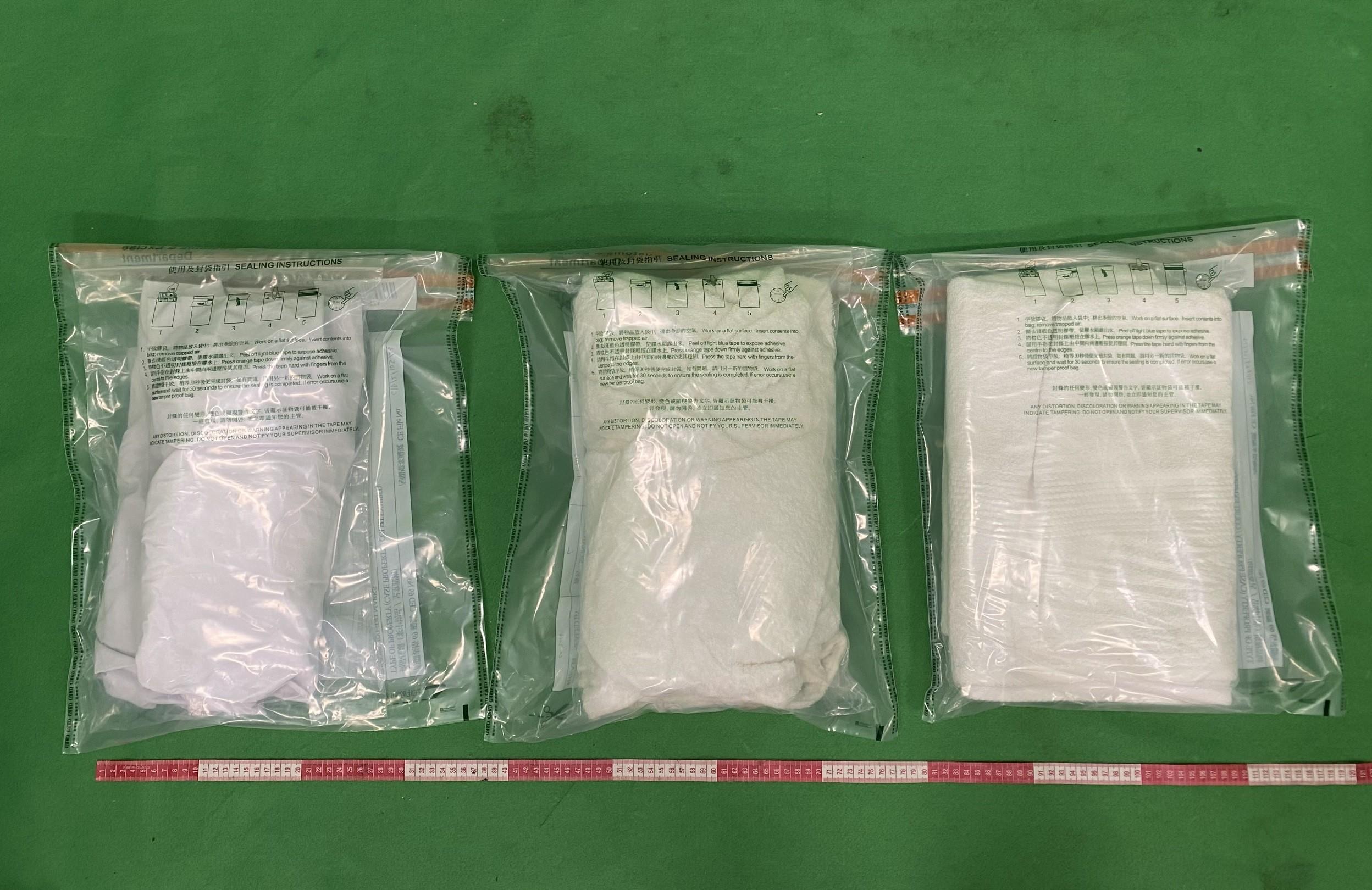 香港海关昨日（二月二十八日）在香港国际机场破获一宗旅客贩运毒品的案件，检获约三点二公斤怀疑冰毒，估计市值约一百七十万元。图示渗有怀疑冰毒的衣物。