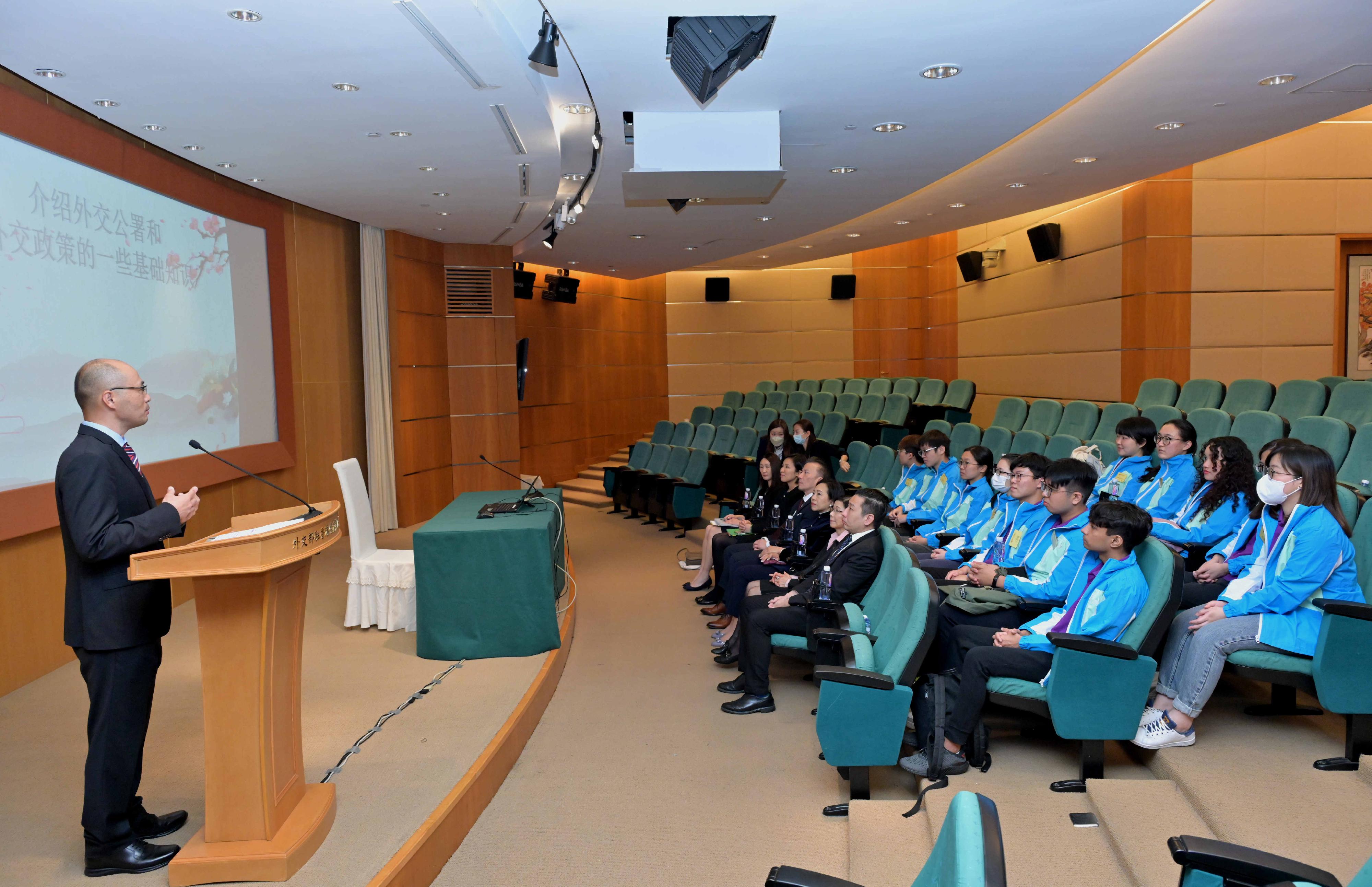The Secretary for Home and Youth Affairs, Miss Alice Mak, led a group of youth volunteer interns under the "United Nations Volunteers - Hong Kong Universities Volunteer Internship Programme" to visit the Office of the Commissioner of the Ministry of Foreign Affairs in the Hong Kong Special Administrative Region (OCMFA) today (March 2). Photo shows Miss Mak (first row, third right), the Commissioner for Youth, Mr Wallace Lau (first row, fourth right), and the youth volunteer interns listening to the Deputy Director-General of the Department of International Organizations and Conferences of the OCMFA, Mr Yang Guowei (first left), introducing the work of the OCMFA and the country's participation in international affairs.