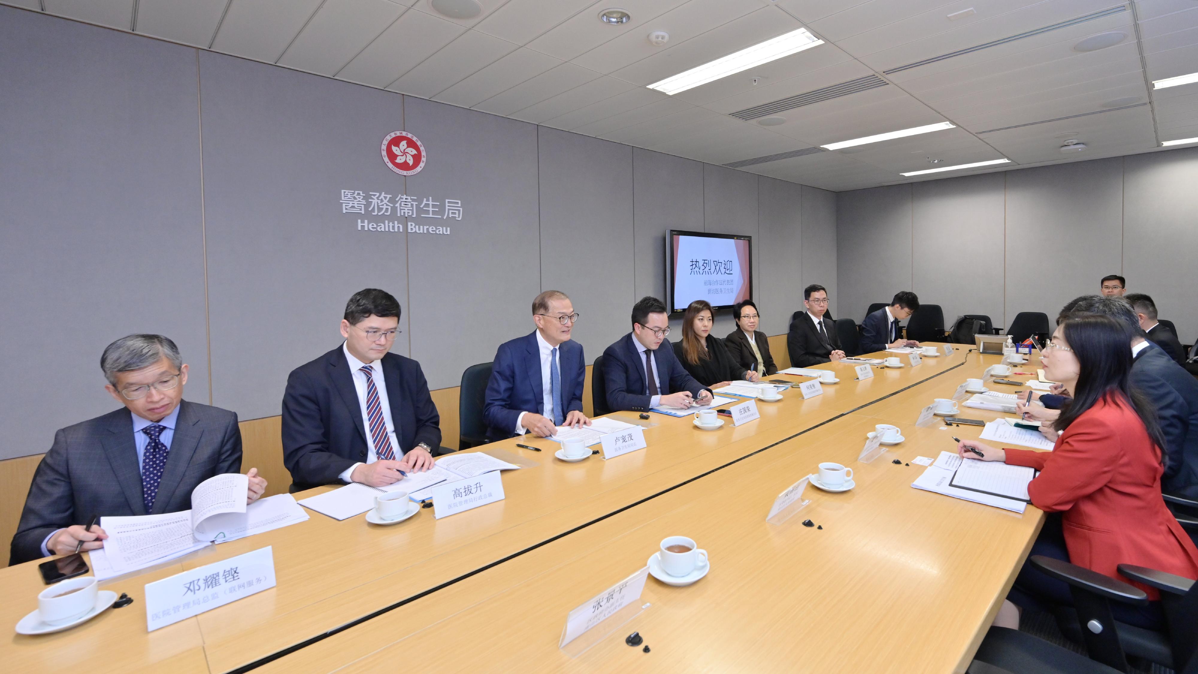 The Secretary for Health, Professor Lo Chung-mau (third left), met with the Qianhai Authority and Nanshan District People's Government delegation today (March 2) to exchange views on the development of healthcare services and healthcare innovation industry. The Chief Executive of the Hospital Authority, Dr Tony Ko (second left), also attended the meeting.