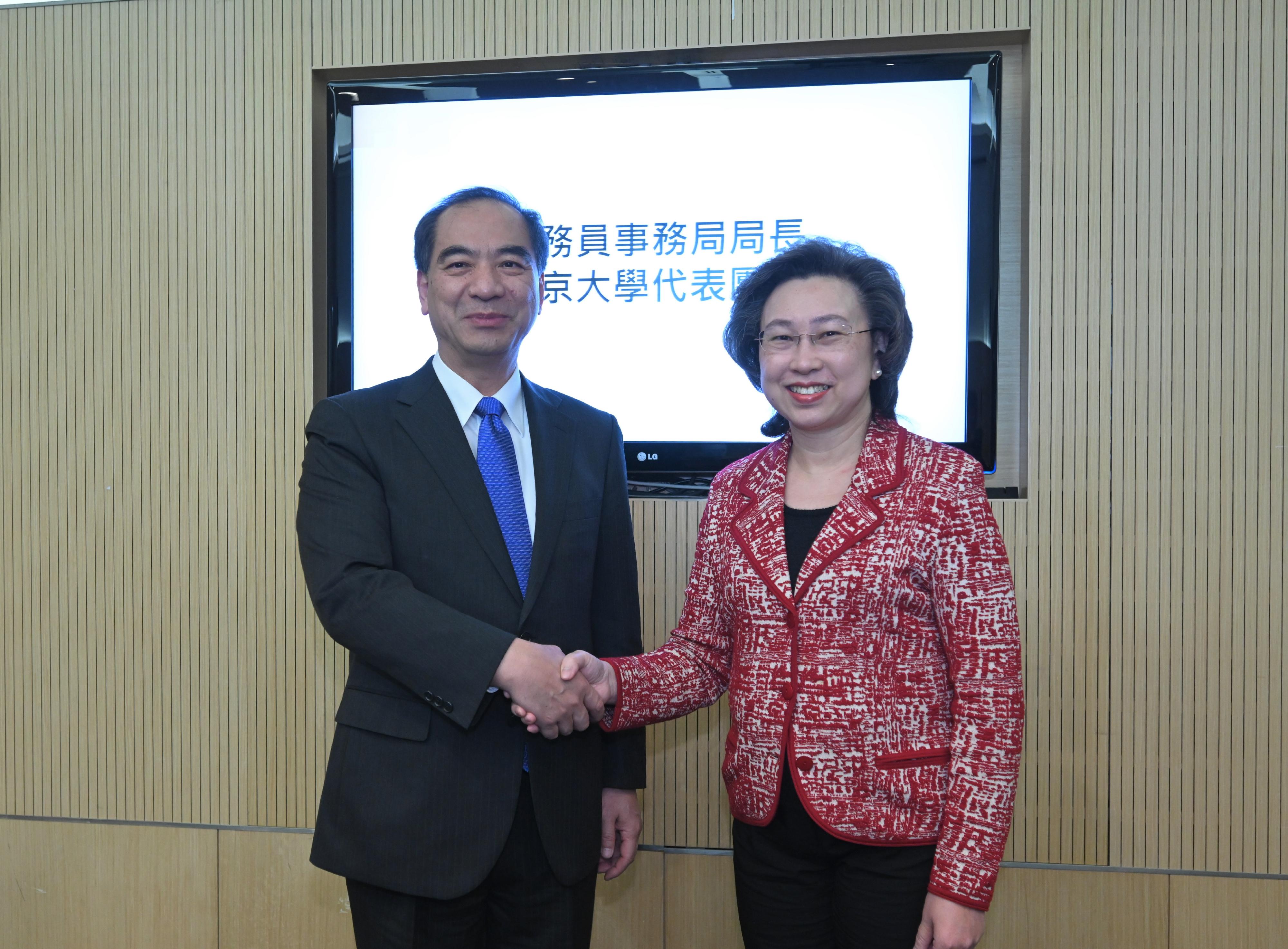 The Secretary for the Civil Service, Mrs Ingrid Yeung (right), met with a delegation from Peking University led by its President, Mr Gong Qihuang (left), at the Central Government Offices today (March 3) to exchange views on civil service training for the Hong Kong Special Administrative Region Government. Photo shows Mrs Yeung shaking Mr Gong's hand and welcoming the visiting delegation from Peking University.