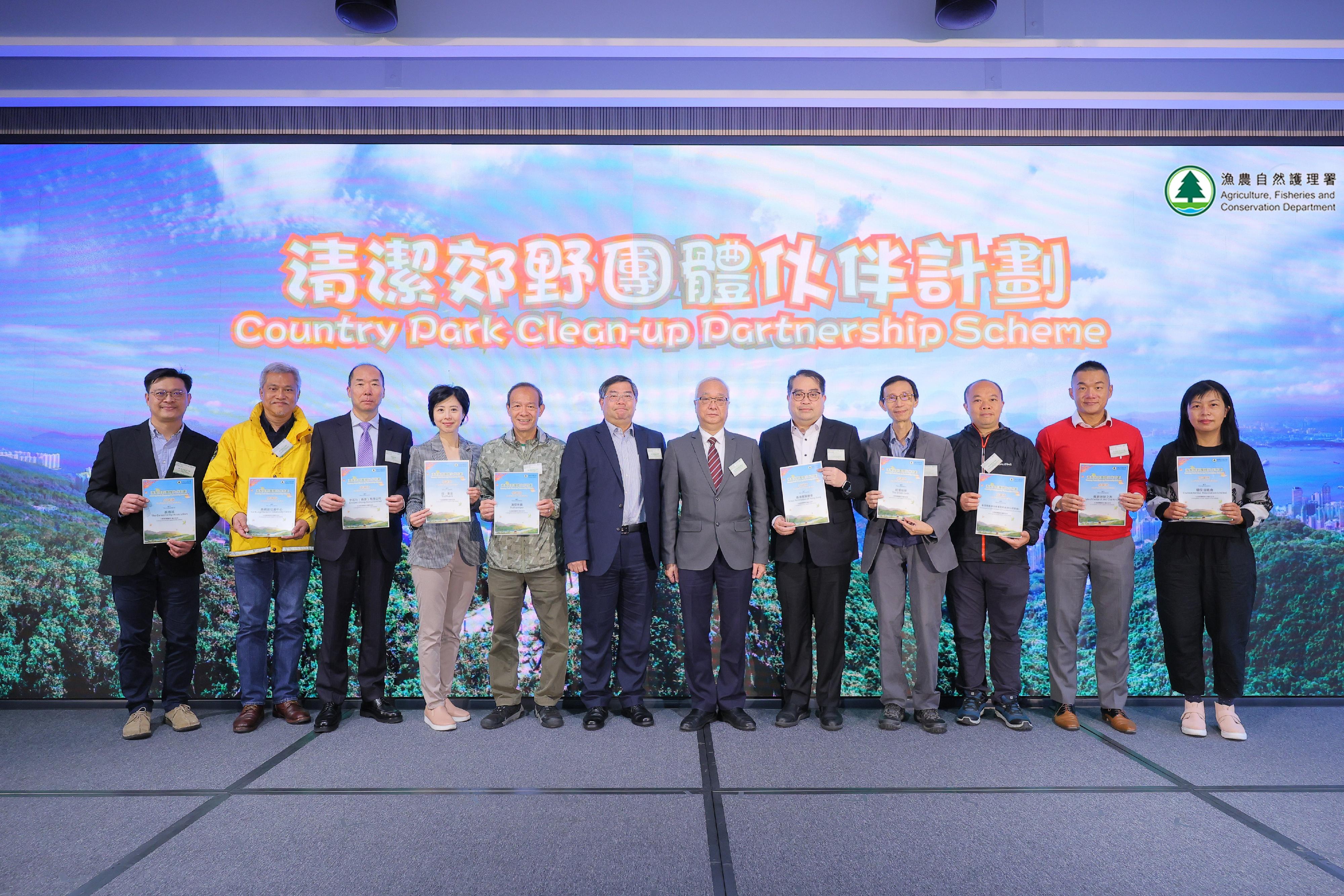 The Secretary for Environment and Ecology, Mr Tse Chin-wan (sixth right), presented certificates to volunteer groups joining the "Country Park Clean-up Partnership Scheme" at the launch ceremony held today (March 3) during the Countryside Conservation Conference 2023 as a token of appreciation for their participation in the clean-up activities in country parks.