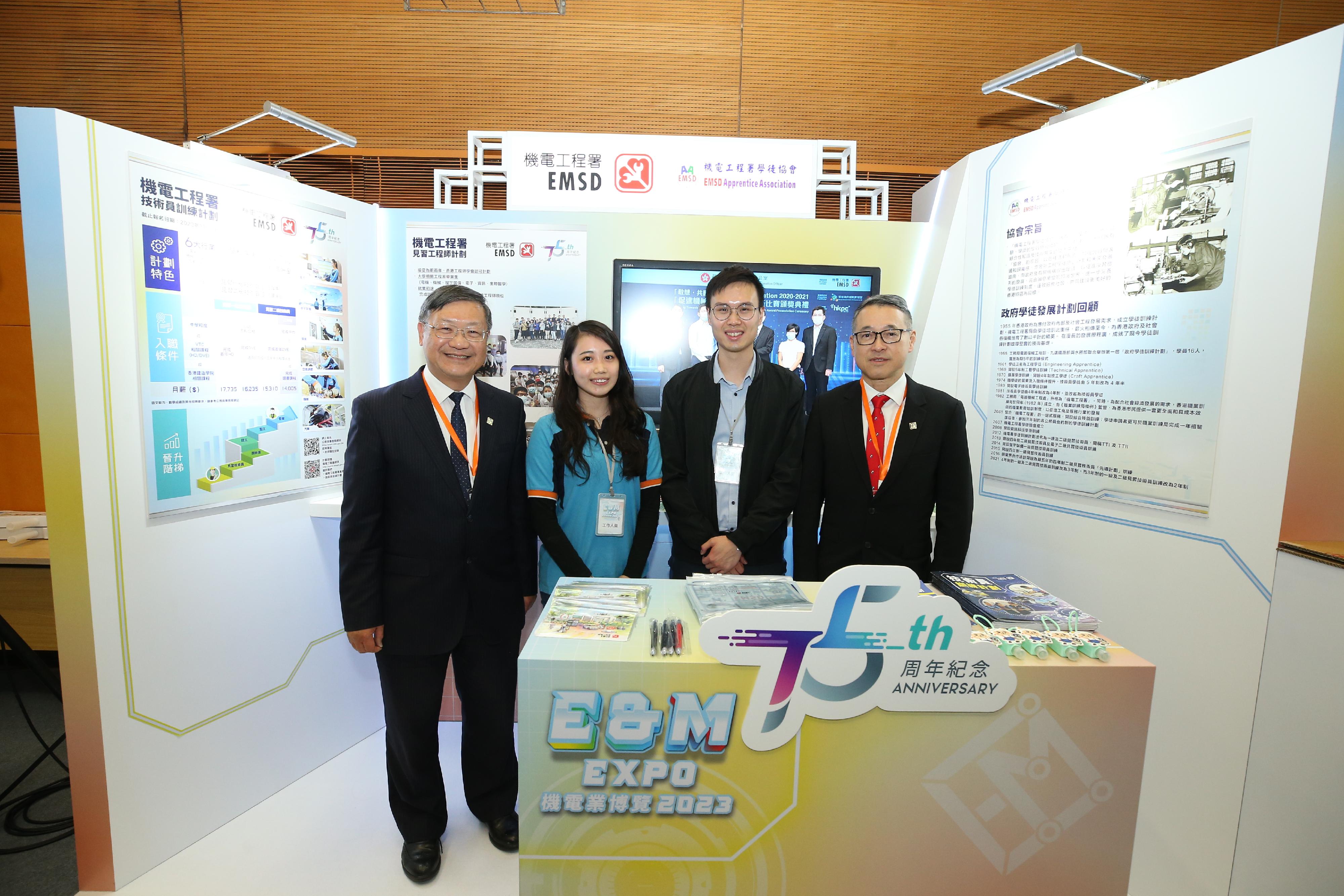 The Electrical and Mechanical Services Department and the Hong Kong Electrical and Mechanical Trade Promotion Working Group today (March 3) jointly held the Electrical and Mechanical Expo 2023. Photo shows the Director of Electrical and Mechanical Services, Mr Eric Pang (first left), visiting an exhibition booth.