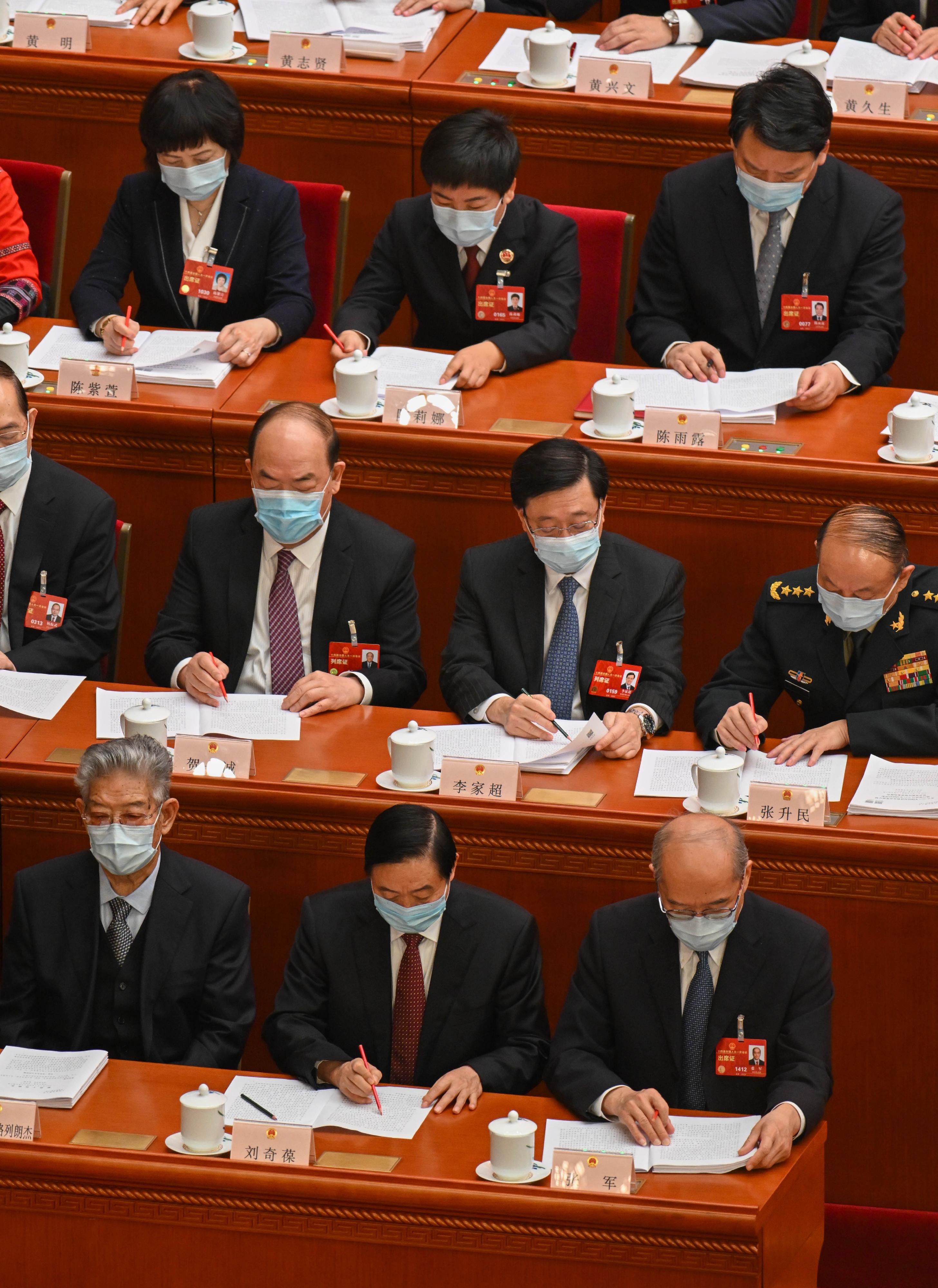 行政長官李家超（第二排右二）今日（三月五日）上午在北京列席第十四屆全國人民代表大會第一次會議開幕會。