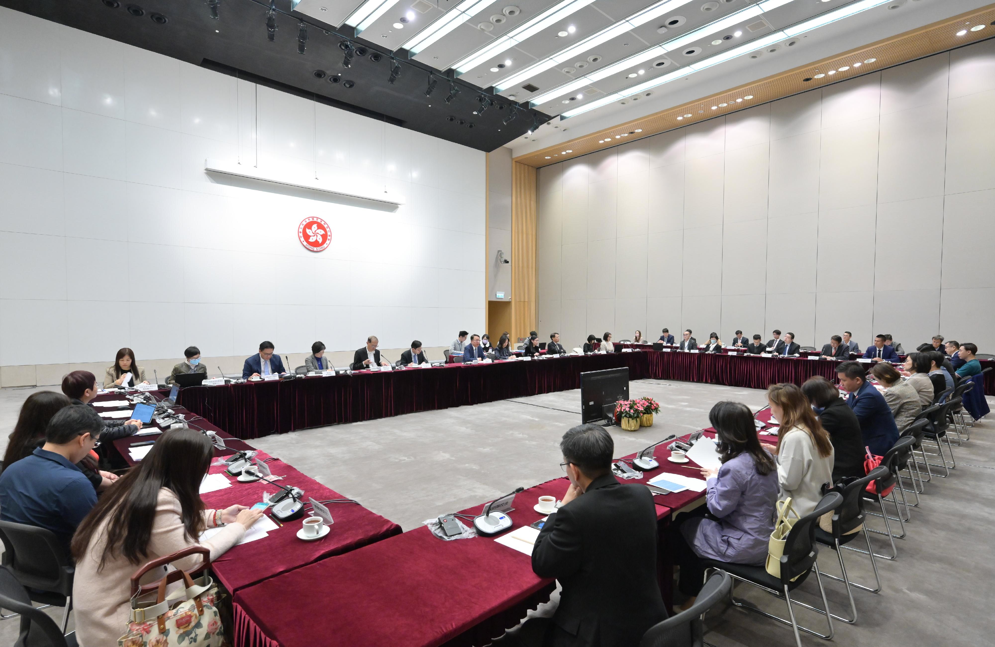 政務司司長陳國基今日（三月六日）主持第五屆扶貧委員會第一次會議。