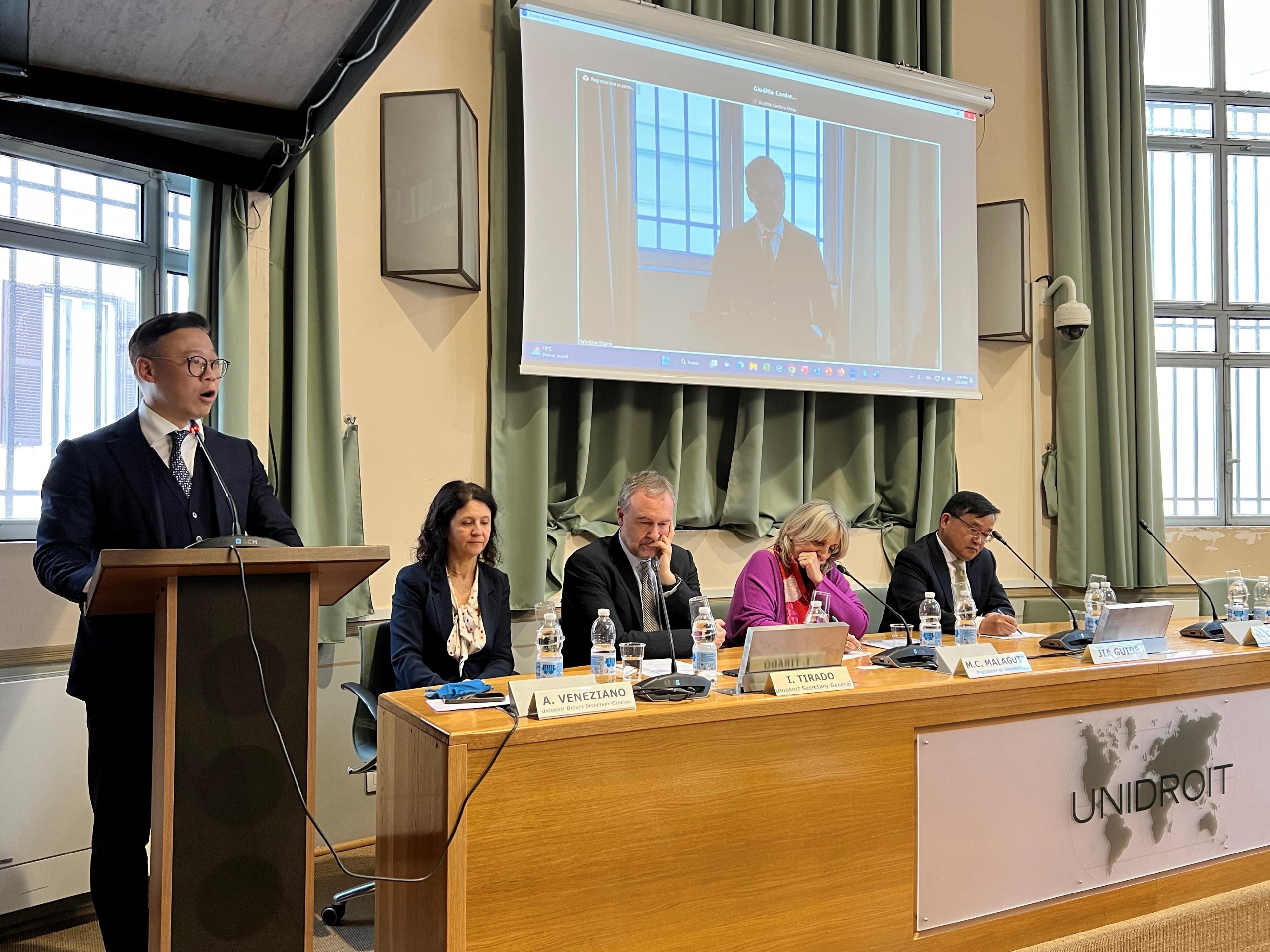 The Deputy Secretary for Justice, Mr Cheung Kwok-kwan, on March 6 (Rome time) attended in Rome, Italy, a conference co-organised by the International Institute for the Unification of Private Law and the Embassy of the People's Republic of China in the Republic of Italy for local business and legal communities. Photo shows Mr Cheung (first left) speaking at the conference.