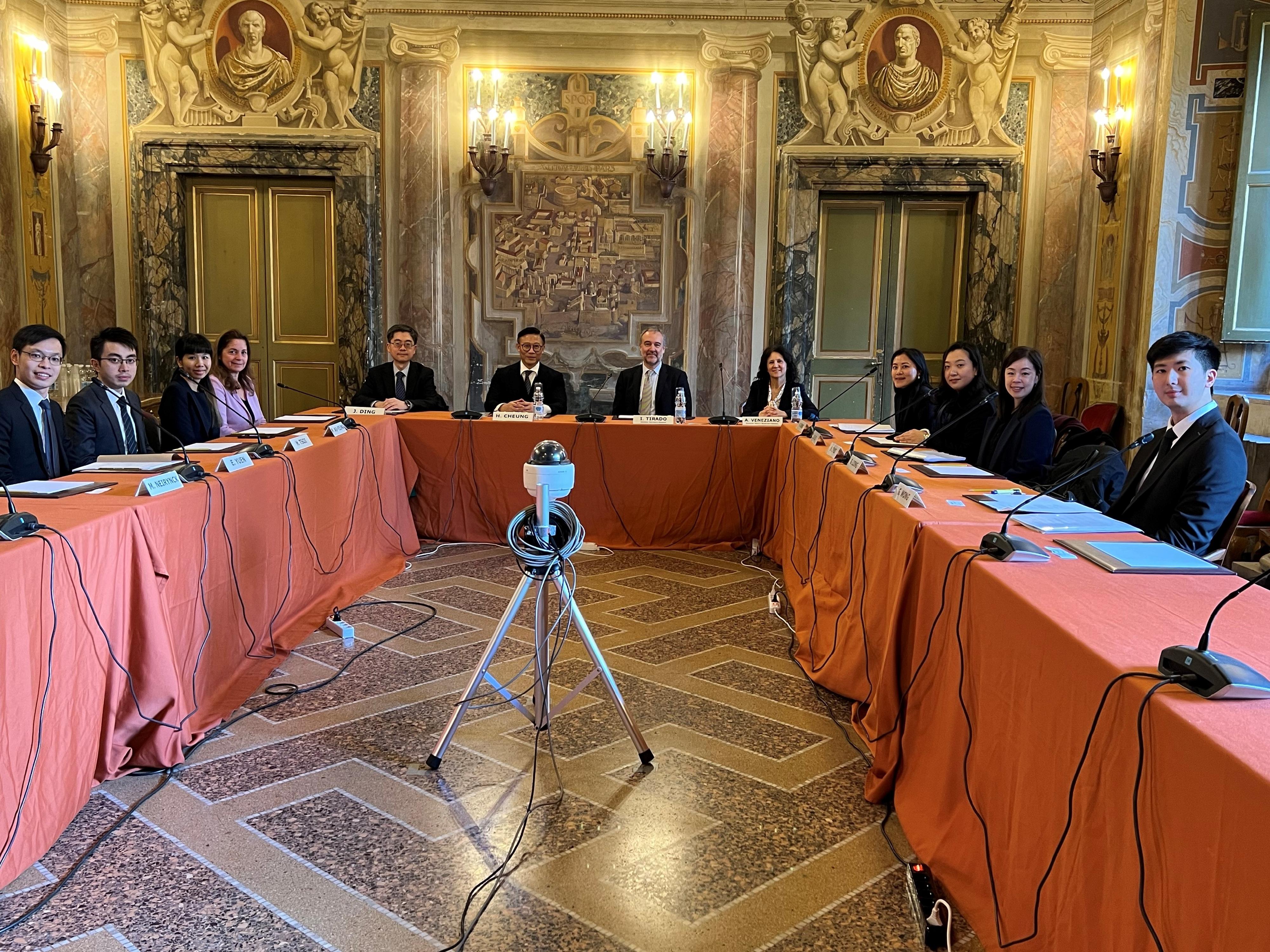 The Deputy Secretary for Justice, Mr Cheung Kwok-kwan (sixth left), met with the Secretary-General of the International Institute for the Unification of Private Law (UNIDROIT), Professor Ignacio Tirado (sixth right), and UNIDROIT's management in Rome, Italy, on March 6 (Rome time). Photo shows both parties before the meeting.