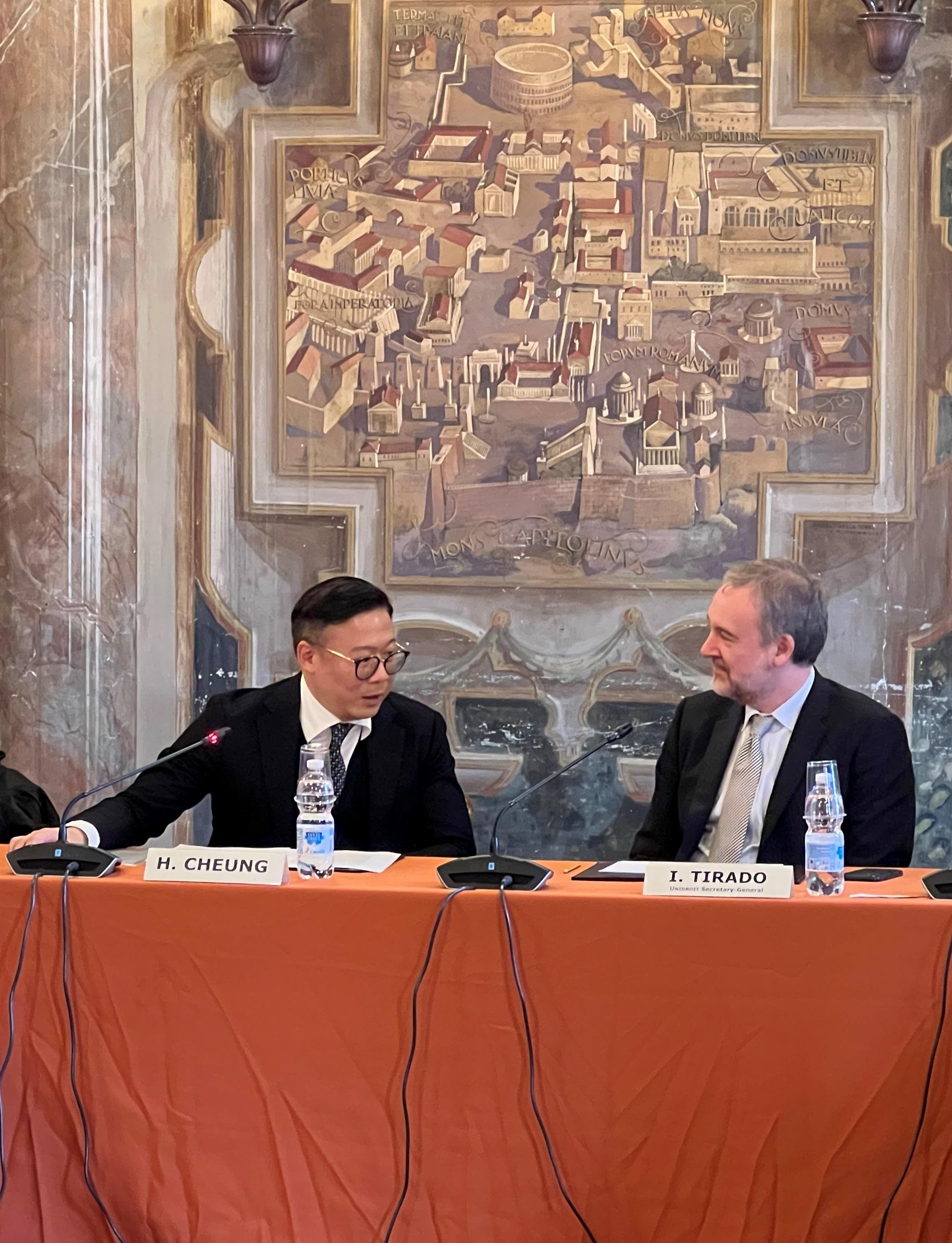 The Deputy Secretary for Justice, Mr Cheung Kwok-kwan, met with the Secretary-General of the International Institute for the Unification of Private Law (UNIDROIT), Professor Ignacio Tirado, and UNIDROIT's management in Rome, Italy, on March 6 (Rome time). Photo shows Mr Cheung (left) and Professor Tirado (right) exchanging views on more collaboration opportunities between UNIDROIT and Hong Kong.