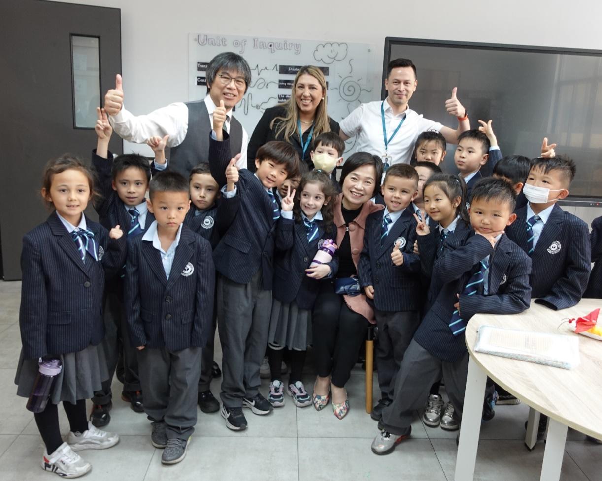 The Secretary for Education, Dr Choi Yuk-lin, today (March 8) visited the Affiliated School of JNU for Hong Kong and Macao Students in Dongguan to understand more about the study situation of children of Hong Kong people on the Mainland. Photo shows Dr Choi (front row, fifth right) with the principal, teachers and students of the school.