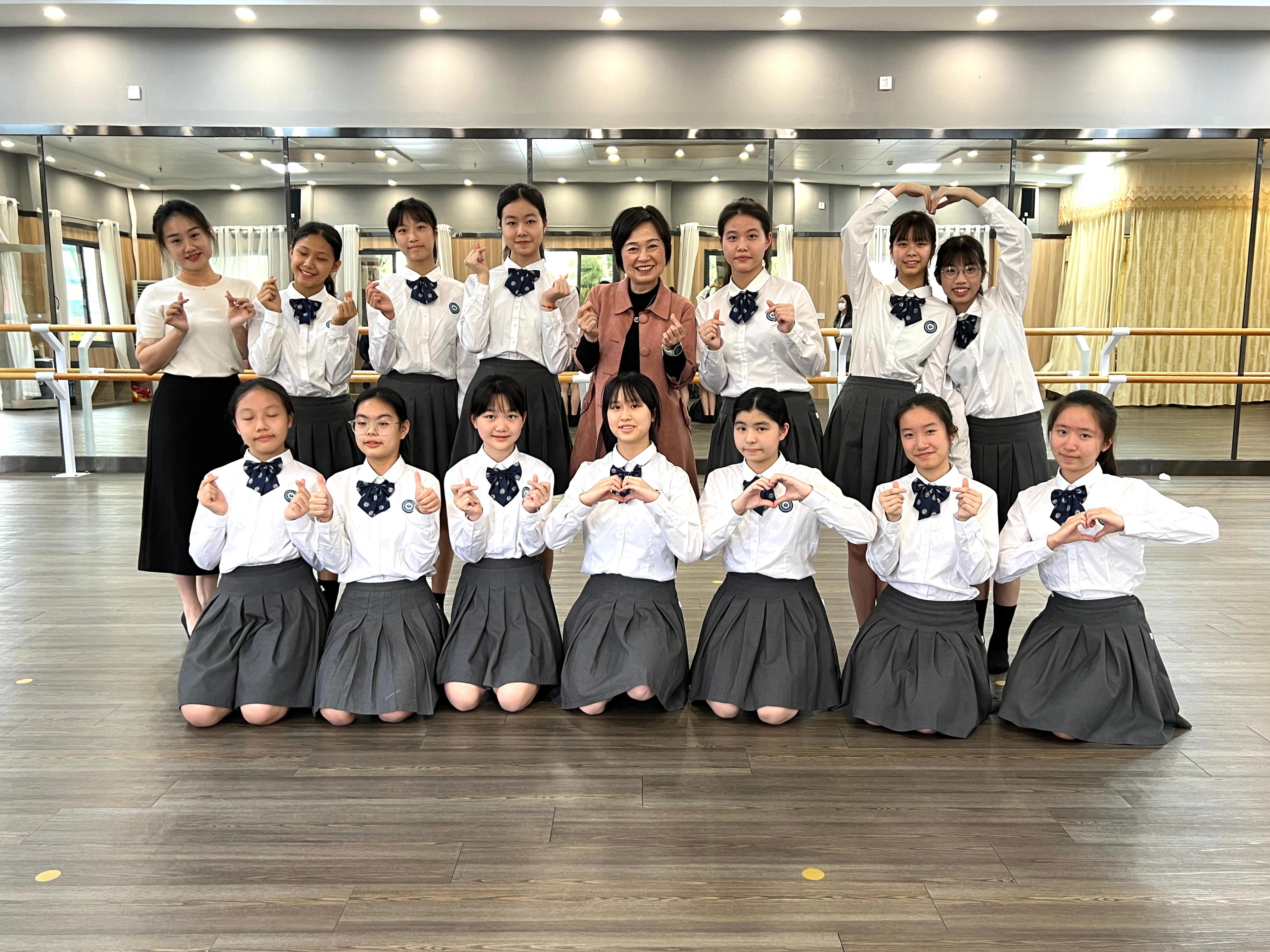 The Secretary for Education, Dr Choi Yuk-lin, today (March 8) visited the Affiliated School of JNU for Hong Kong and Macao Students in Guangzhou to understand more about the study situation of children of Hong Kong people on the Mainland. Photo shows Dr Choi (back row, fourth right) with the teacher and students of a dance performance.