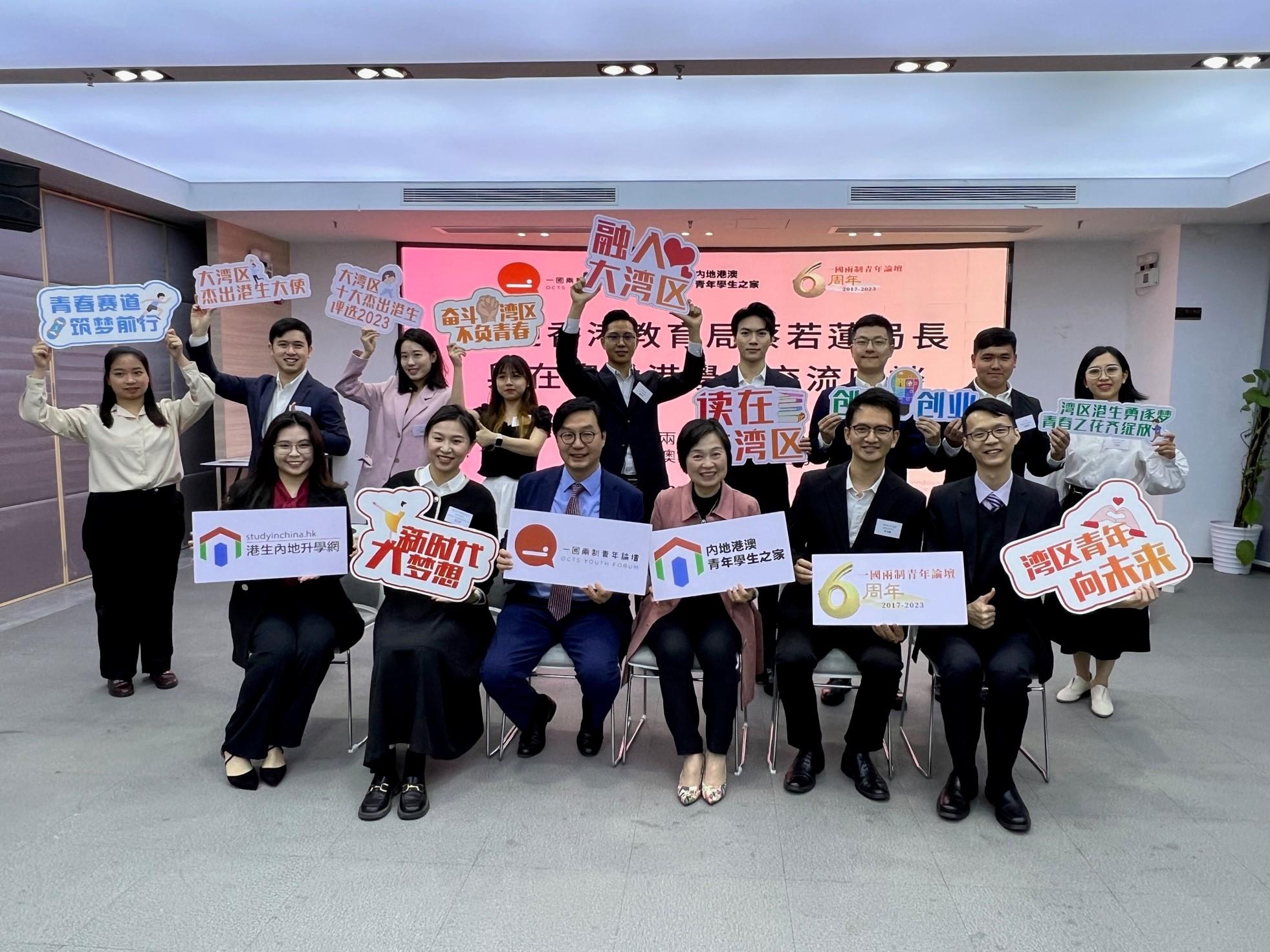 The Secretary for Education, Dr Choi Yuk-lin, today (March 8) visited the Support and Development Centre for Hong Kong and Macao Youths in Mainland China. Photo shows Dr Choi (front row, third right) with Hong Kong students and graduates of Mainland higher education institutions.