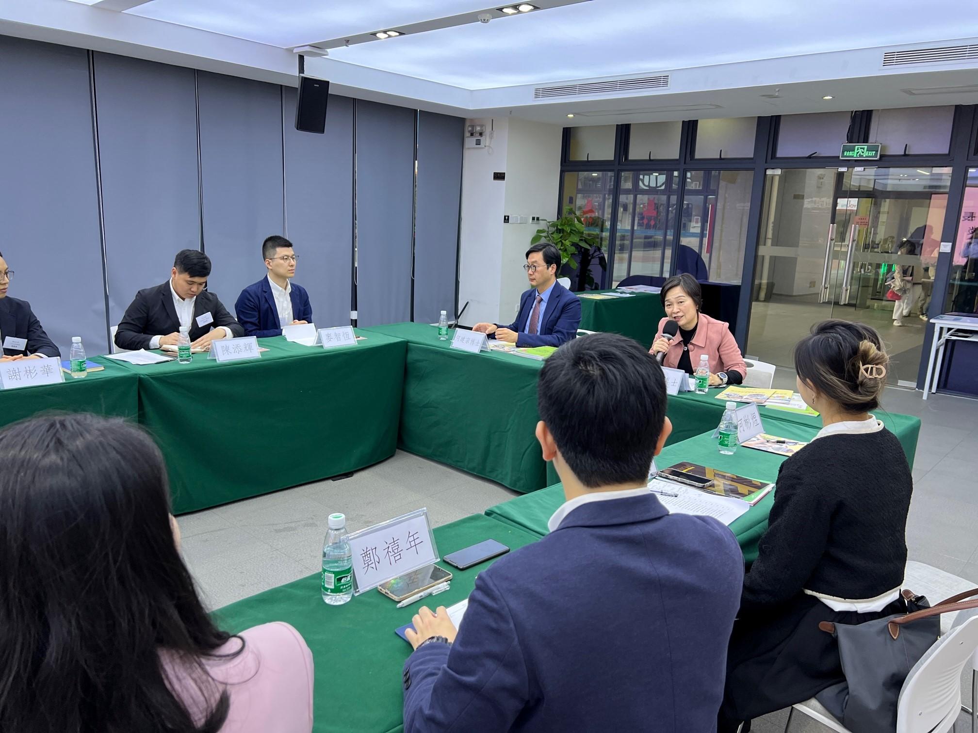 The Secretary for Education, Dr Choi Yuk-lin, today (March 8) visited the Support and Development Centre for Hong Kong and Macao Youths in Mainland China. Photo shows Dr Choi (first right) chatting with Hong Kong students and graduates of Mainland higher education institutions to learn about their studies and career development on the Mainland.