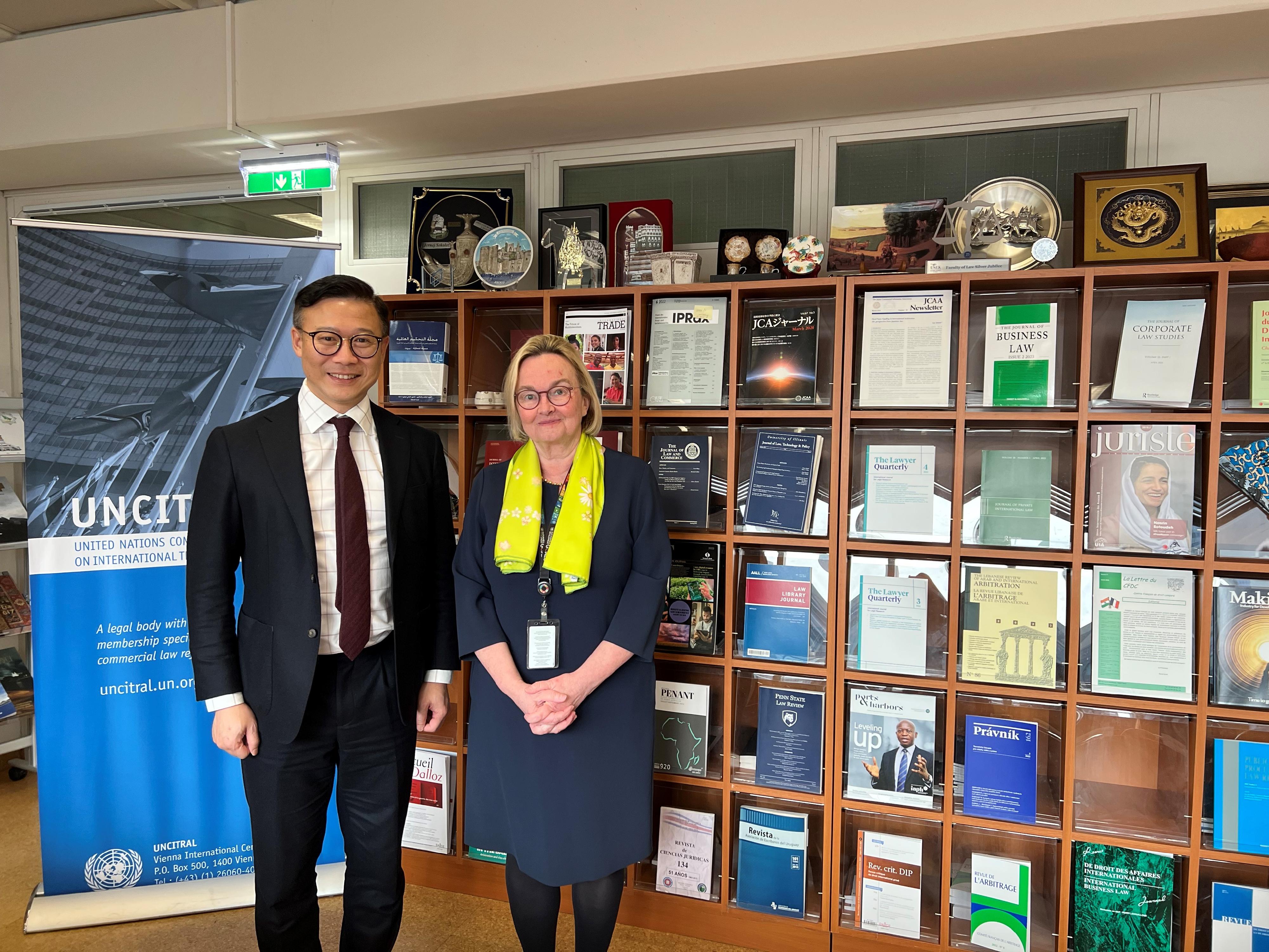 The Deputy Secretary for Justice, Mr Cheung Kwok-kwan (left), met with the Secretary of the United Nations Commission on International Trade Law, Ms Anna Joubin-Bret (right), in Vienna, Austria, on March 7 (Vienna time).
