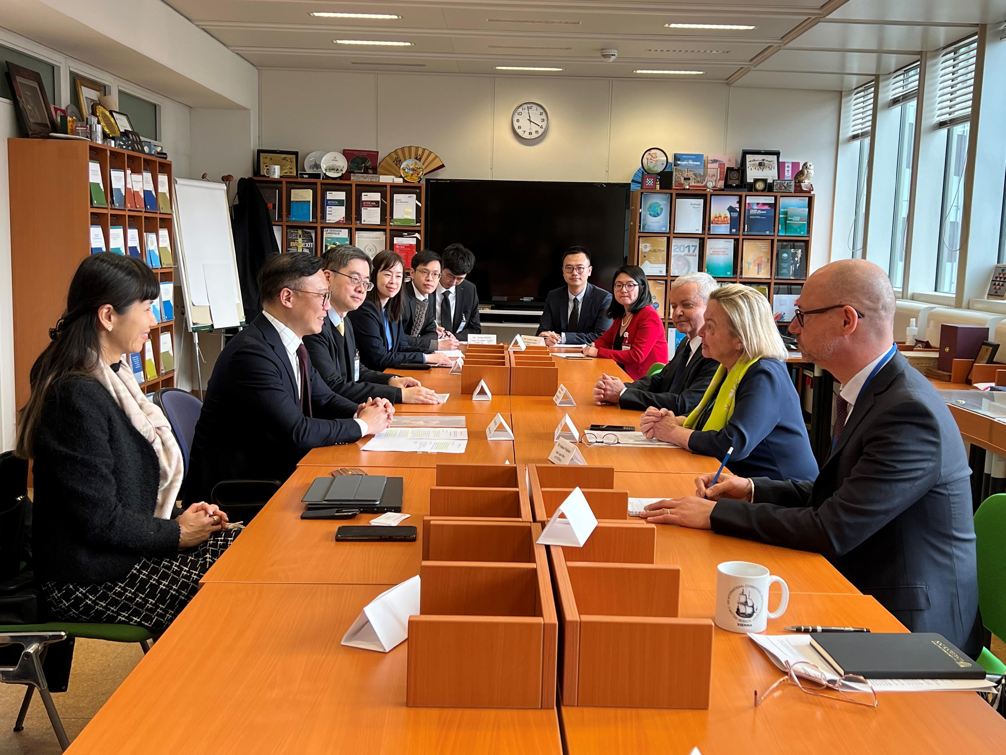 The Deputy Secretary for Justice, Mr Cheung Kwok-kwan (second left), met with the Secretary of the United Nations Commission on International Trade Law (UNCITRAL), Ms Anna Joubin-Bret (second right), and UNCITRAL's senior officers in Vienna, Austria, on March 7 (Vienna time) to discuss further collaboration between the two sides.
