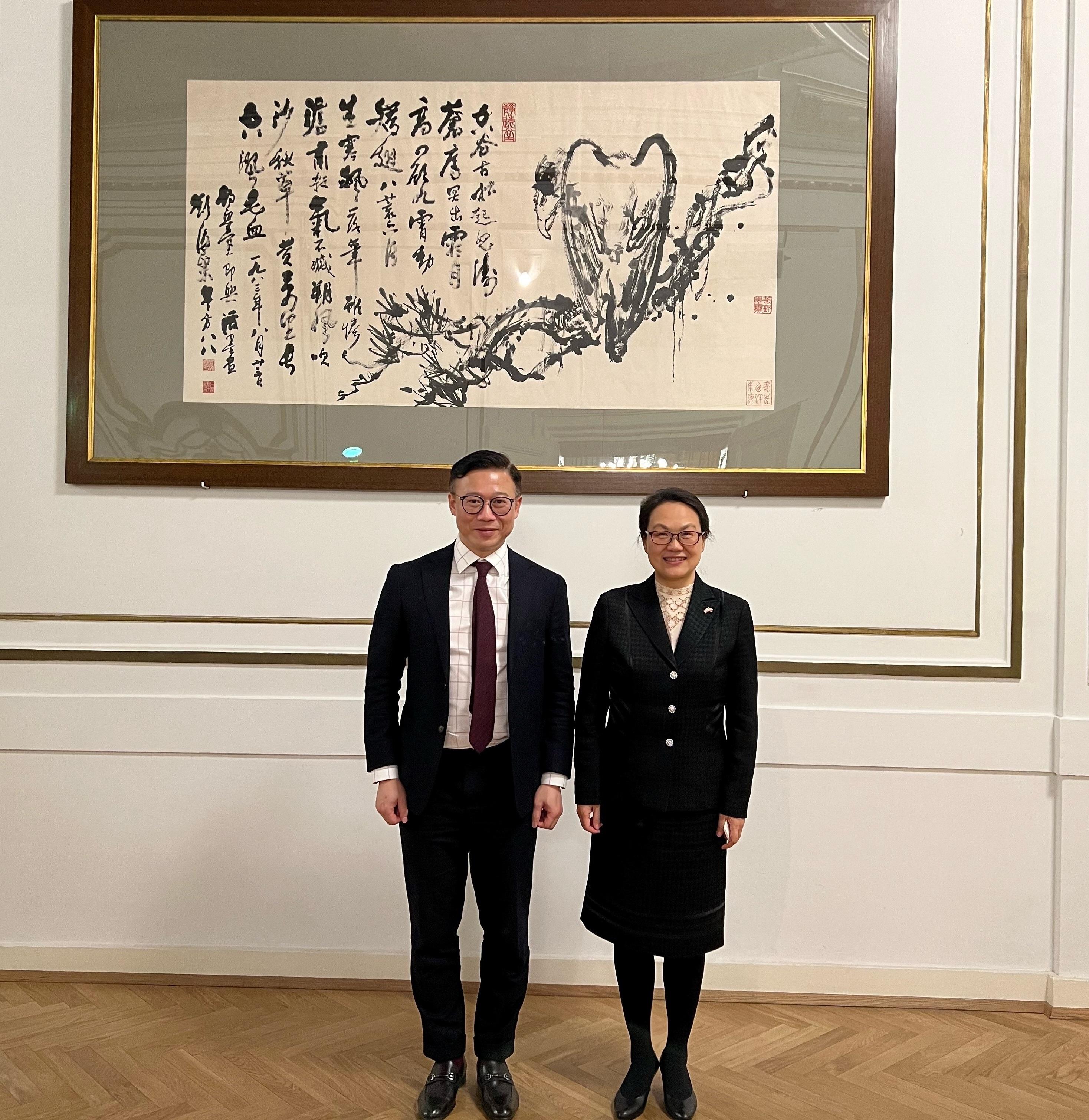 The Deputy Secretary for Justice, Mr Cheung Kwok-kwan (left), called on the Ambassador Extraordinary and Plenipotentiary of the People's Republic of China to the Republic of Austria, Ms Qi Mei (right), in Vienna, Austria, on March 7 (Vienna time).
